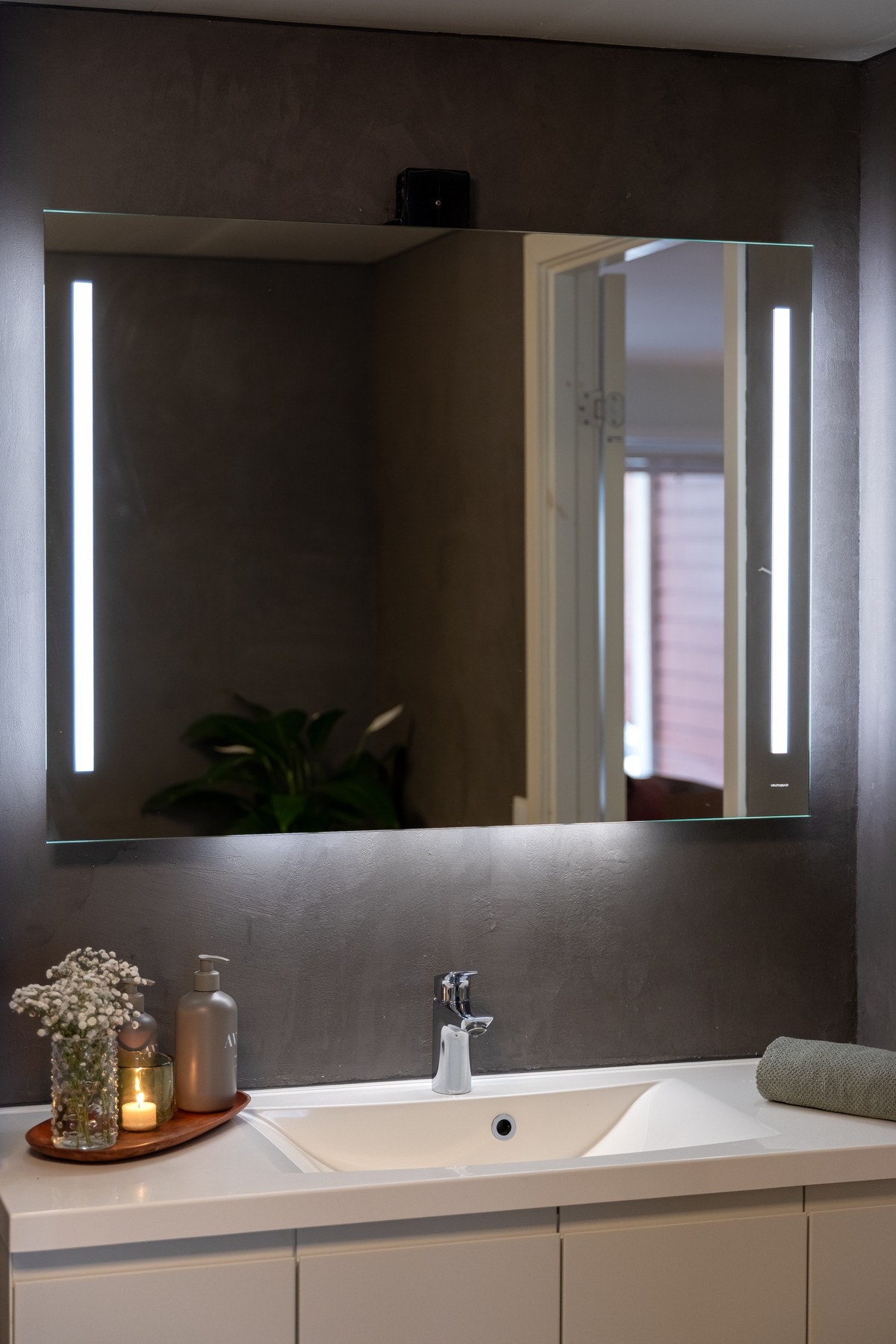 Videre ble det montert nytt blandebatteri i dusjen, satt inn ny glassdør i dusjhjørnet og montert nytt servantskap, samt speil av Walter Wilhelmsen AS. Galleribilde