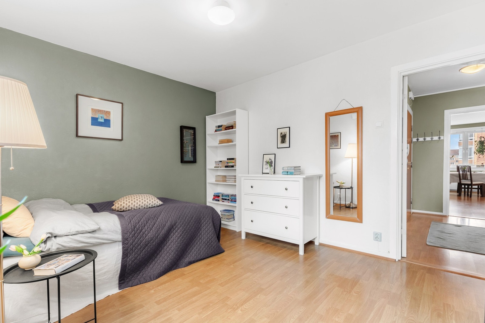 Soverommet fremstår som et stort og romslig oppholdsrom med god plass til seng og nattbord. Galleribilde