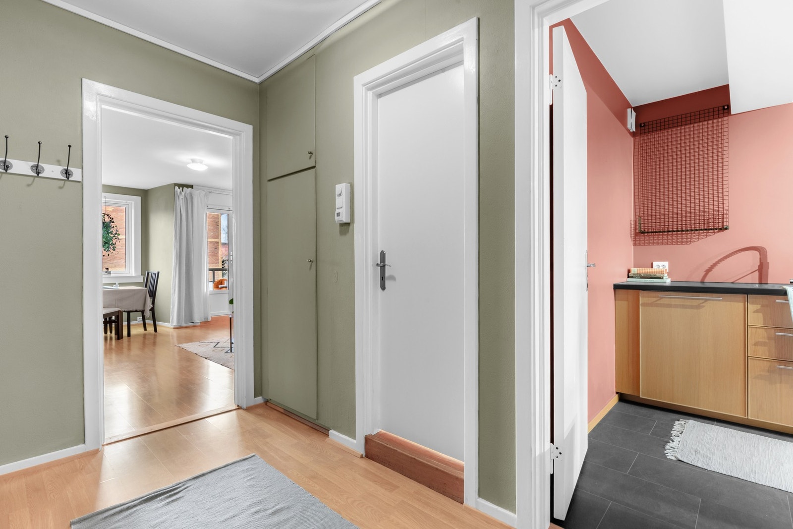 Oppbevaringsløsningen med innebygd skap gir en ryddig velkomst. Knagger på veggen gir plass til yttertøy. Galleribilde