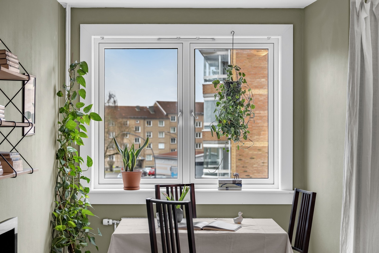 Store vinduer fra 2022 slipper inn dagslyset. Galleribilde