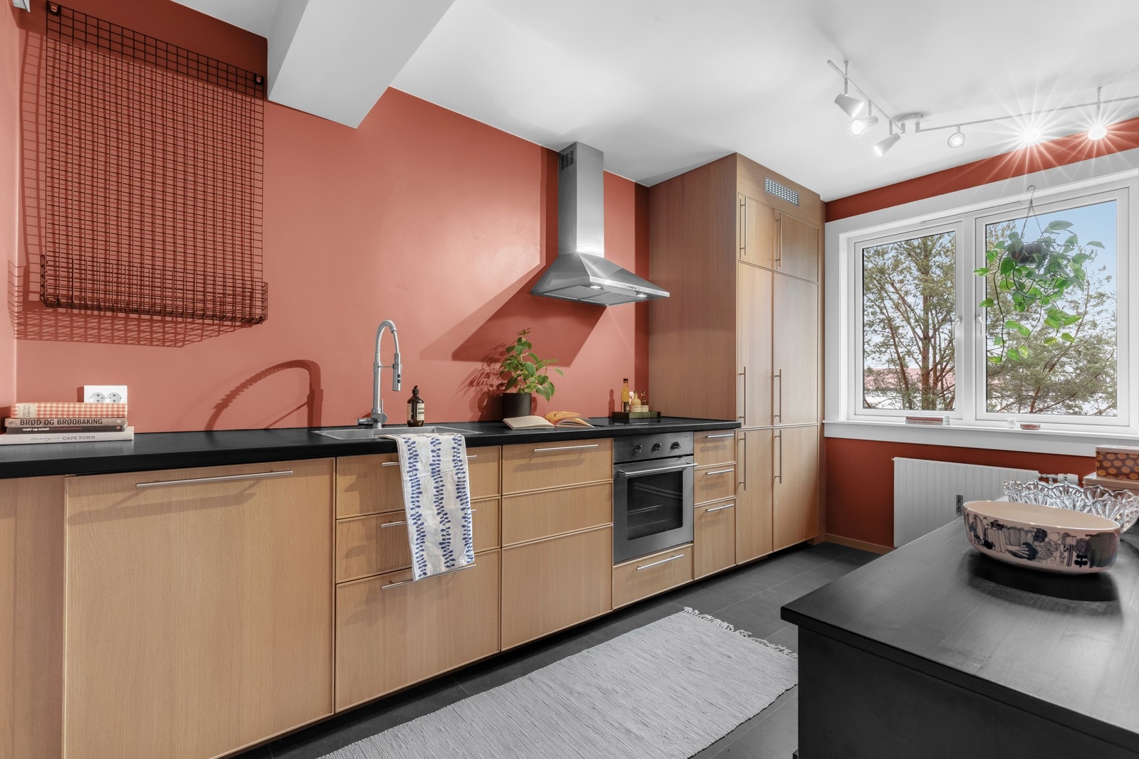 Den brune kjøkkeninnredningen har glatte fronter og en laminert benkeplate, som er nymalt i 2025. Galleribilde