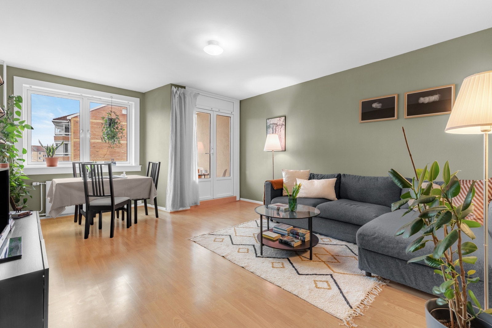 Stuen er romslig, med naturlige soner for både avslapning og måltider. Galleribilde