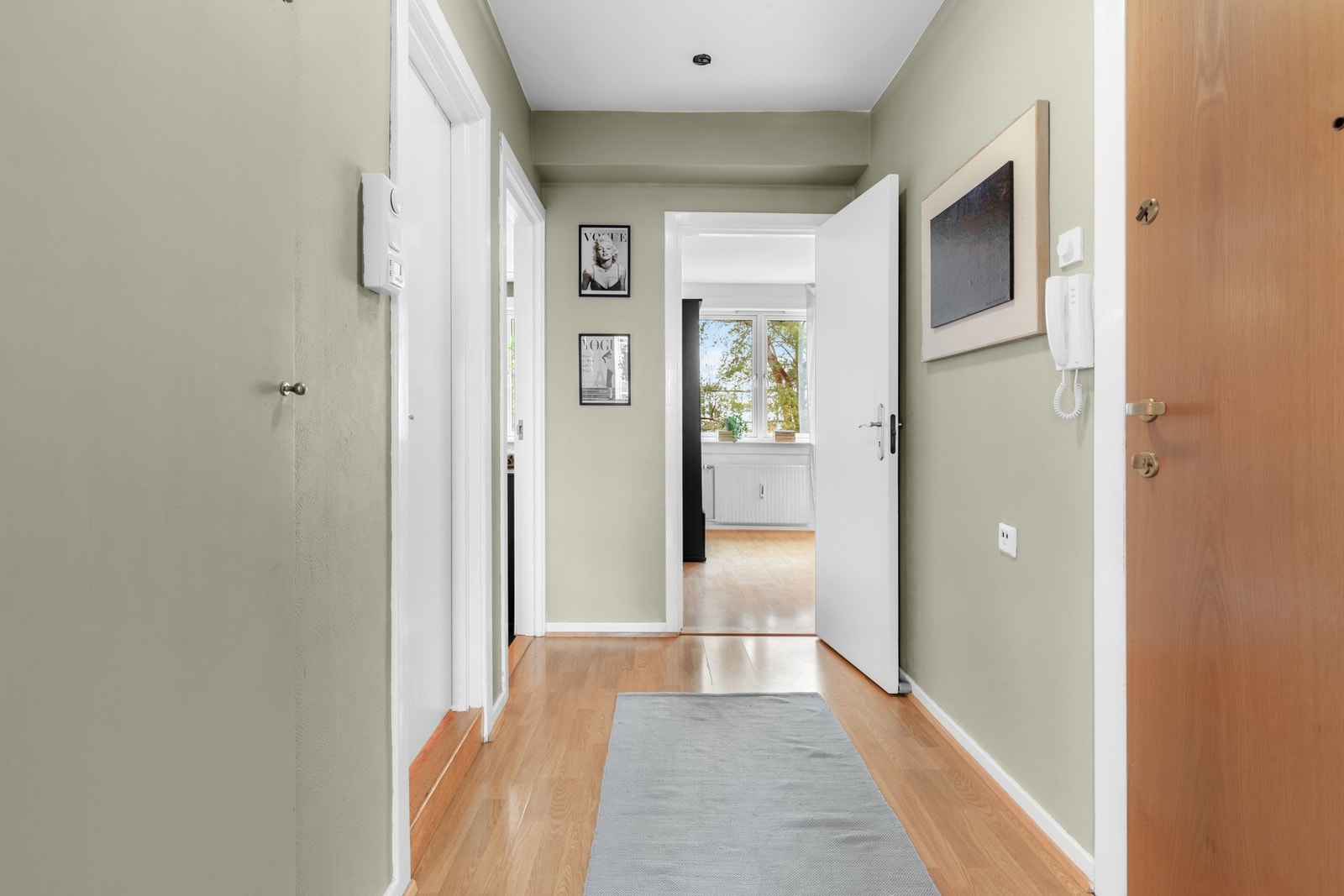 Her møtes du av en naturlig forbindelse til boligens øvrige rom. Galleribilde