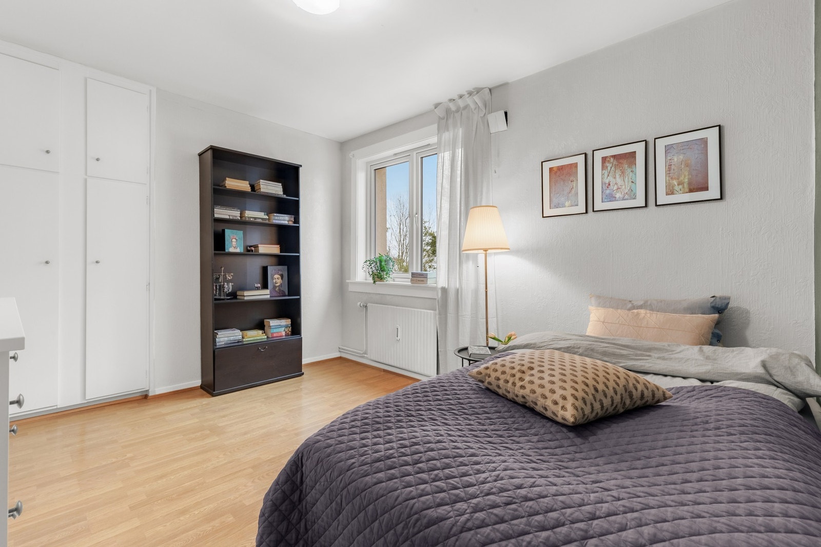 Det innebygde garderobeskapet gir rikelig med oppbevaringsmuligheter. Galleribilde