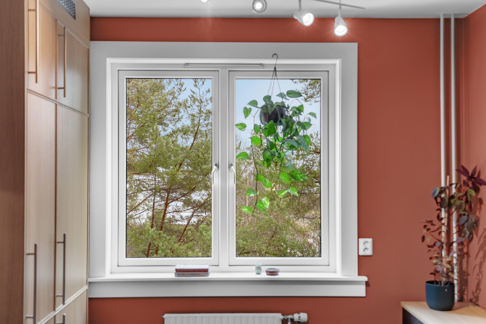 På kjøkkenet er det også et vindu som slipper inn naturlig lys. Galleribilde