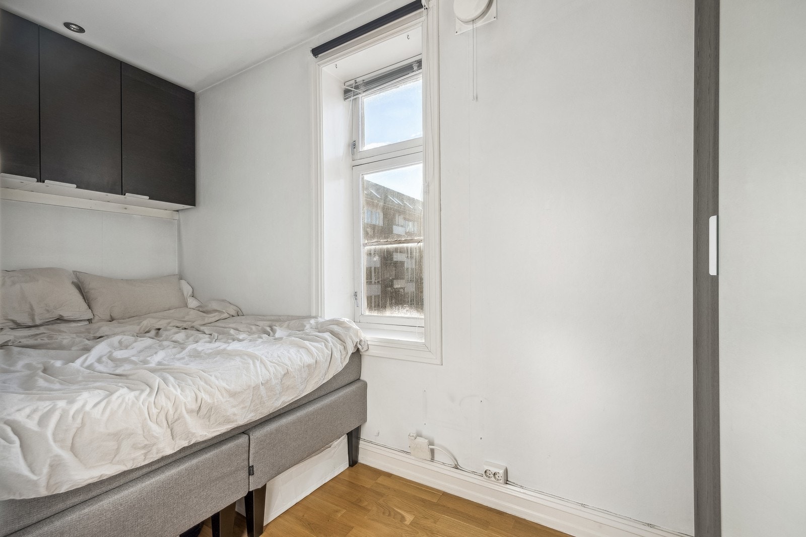Soverom med garderobeskap på vegg. Det er plass til 140 cm seng. Galleribilde