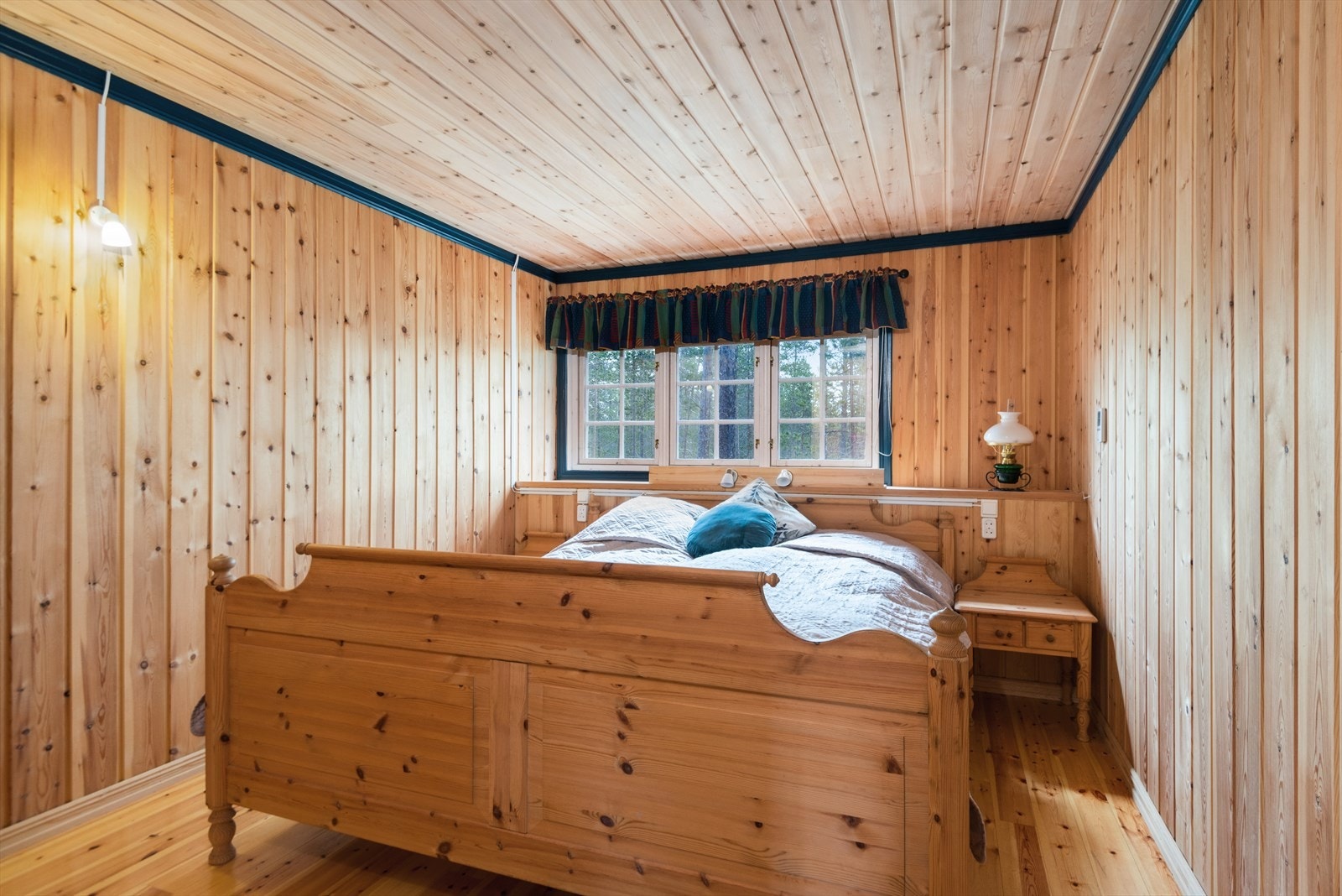 Romslig hovedsoverom med god plass til dobbeltseng. Galleribilde