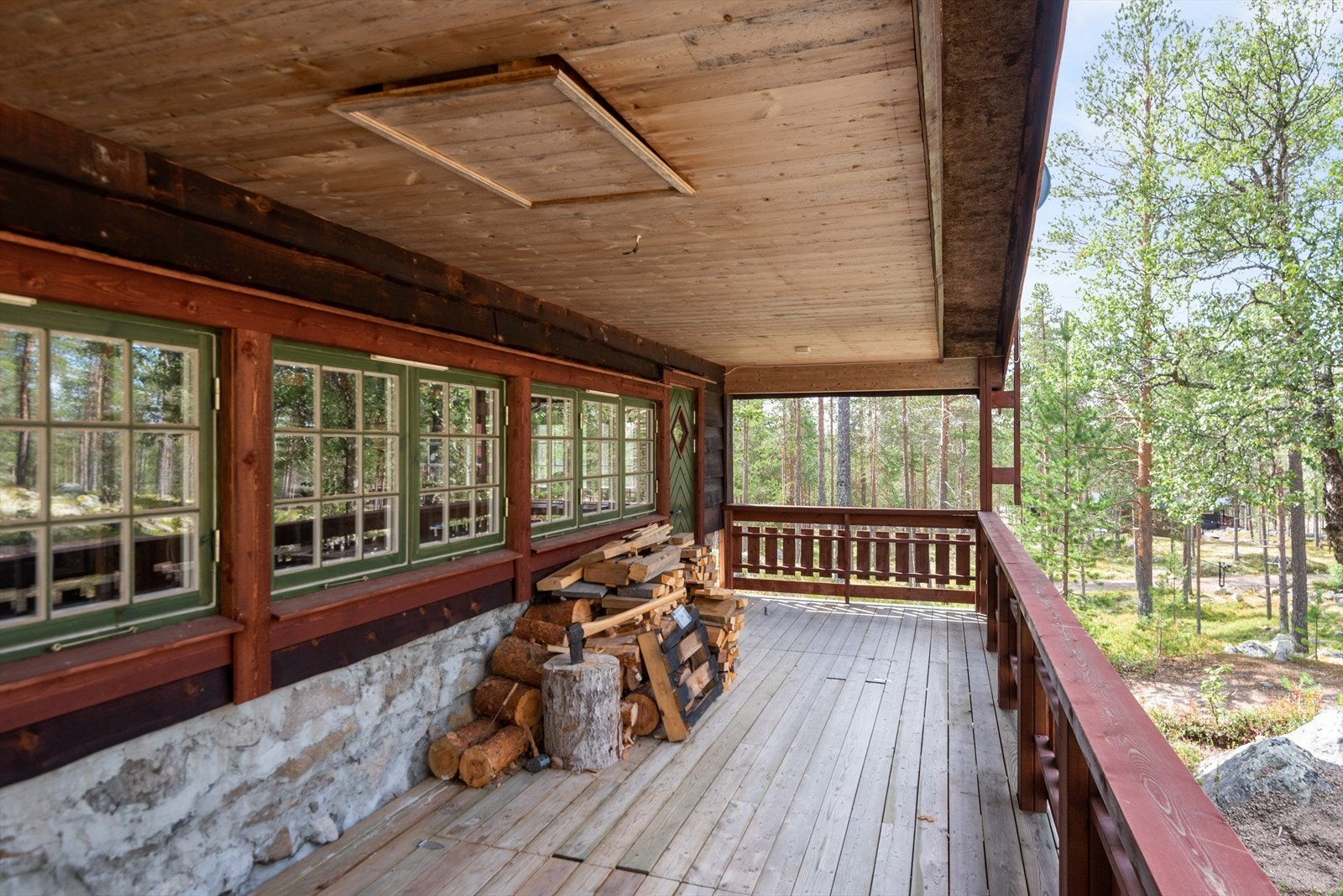 Trivelig og overbygd terrasse med adkomst fra stue. Galleribilde