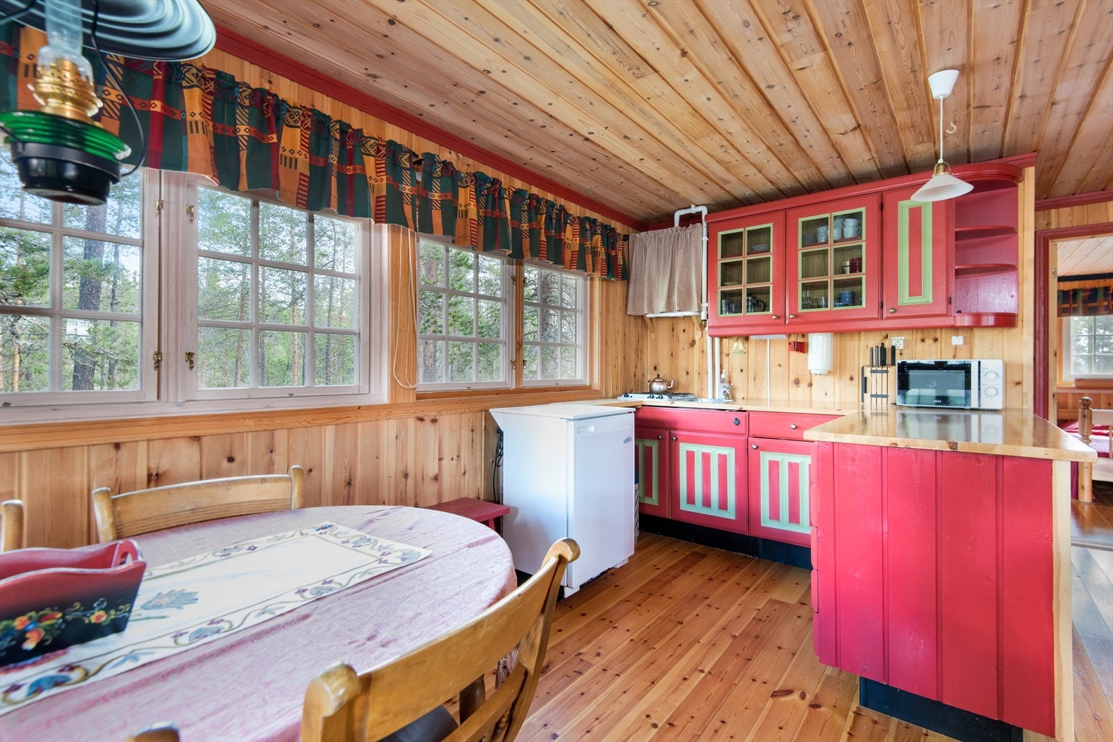 Fra stuen er det åpen adkomst til kjøkkenet, som har heltre innredning fra Sigdal med profilert og malte fronter. Heltre benkeplate, og enkelte overskap med glassfronter. Galleribilde