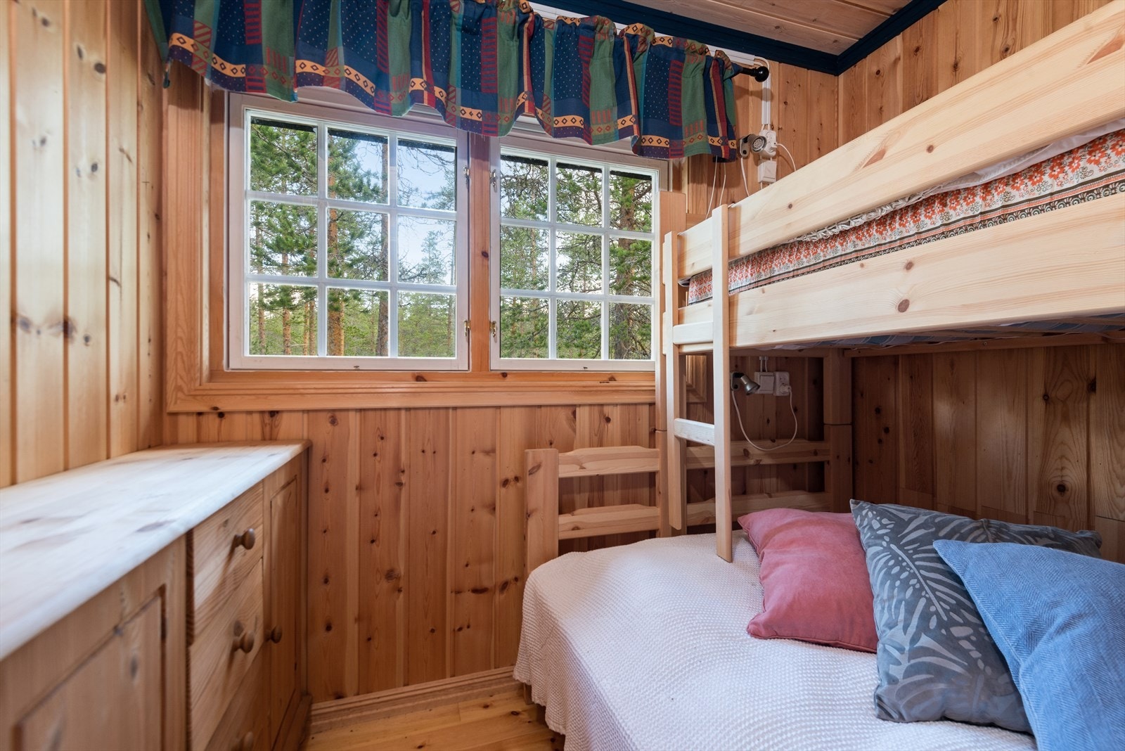 Soverom 2 innredet med familiekøye. Galleribilde