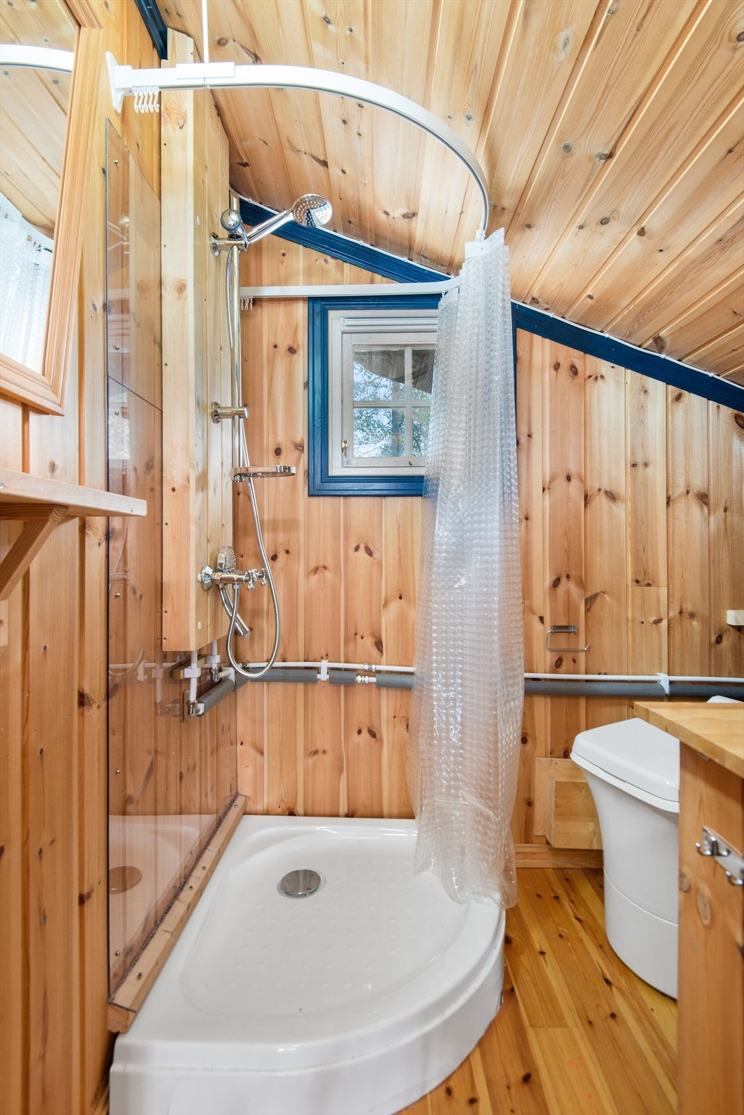 Innenfor entré og gang ligger baderommet, som er innredet med veggdusj med forheng og kar fra i 2021, servant og dusjavløp fra ca.
2005, Cinderella forbrenningstoalett fra 2015 og gassvarmer. Utstyret er trykktestet, men ikke funksjonstestet. Galleribilde