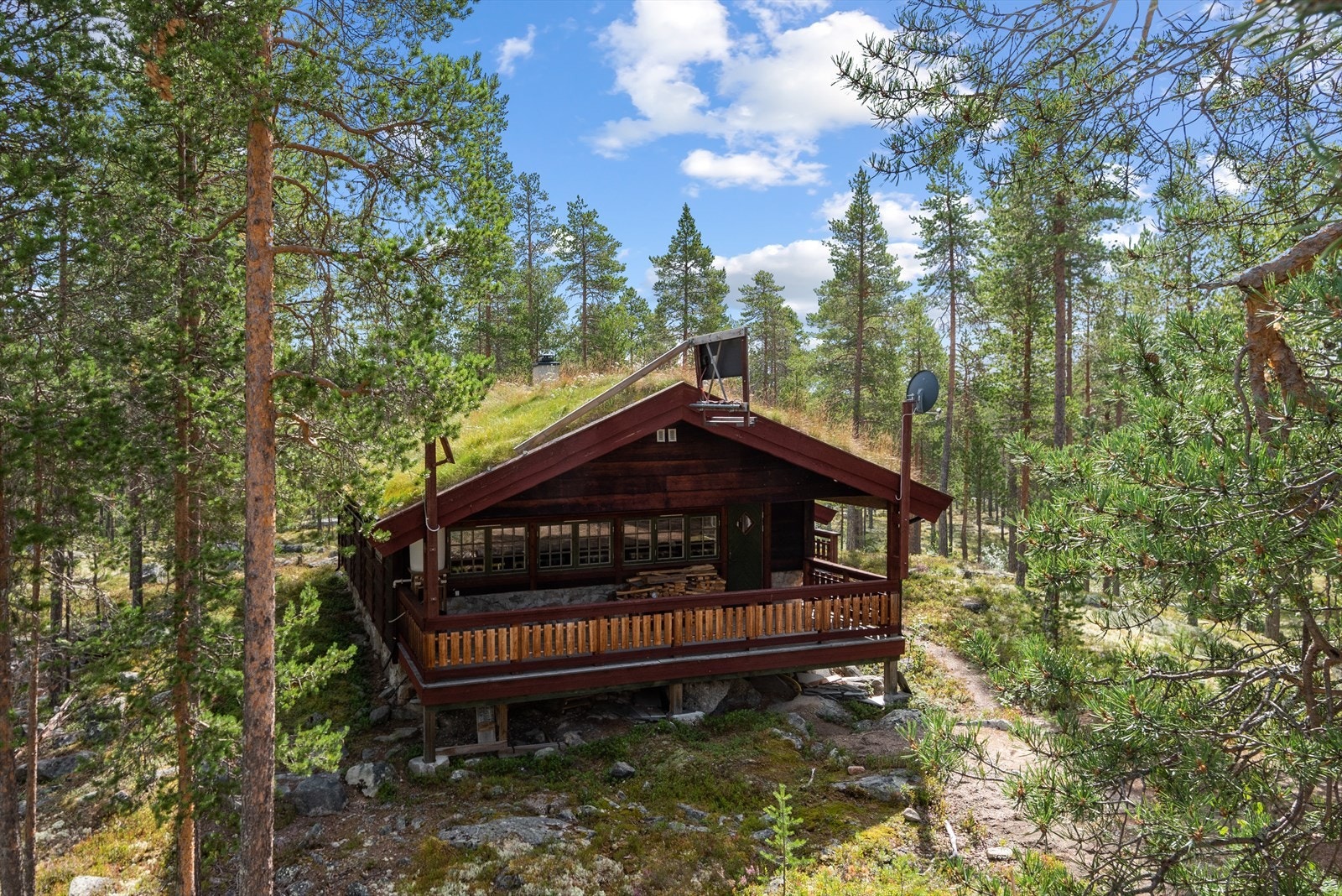 Hytta ligger fint til i et etablert hytteområde i Rendalen, med fantastiske friluftsmuligheter utenfor døren. Galleribilde