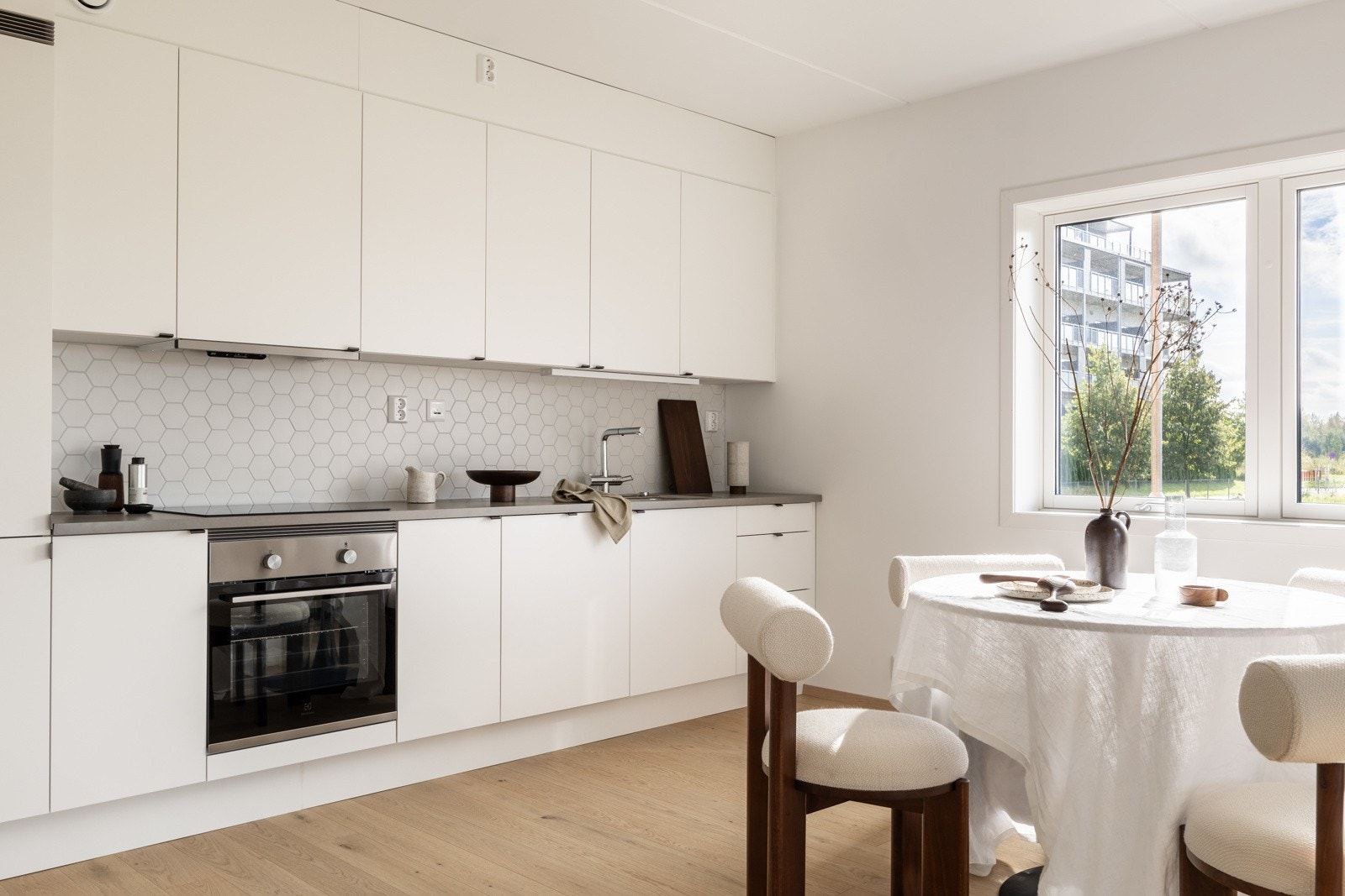 Av integrerte hvitevarer er det stekeovn, platetopp (type induksjon), oppvaskmaskin og kombiskap kjøl/frys. Galleribilde