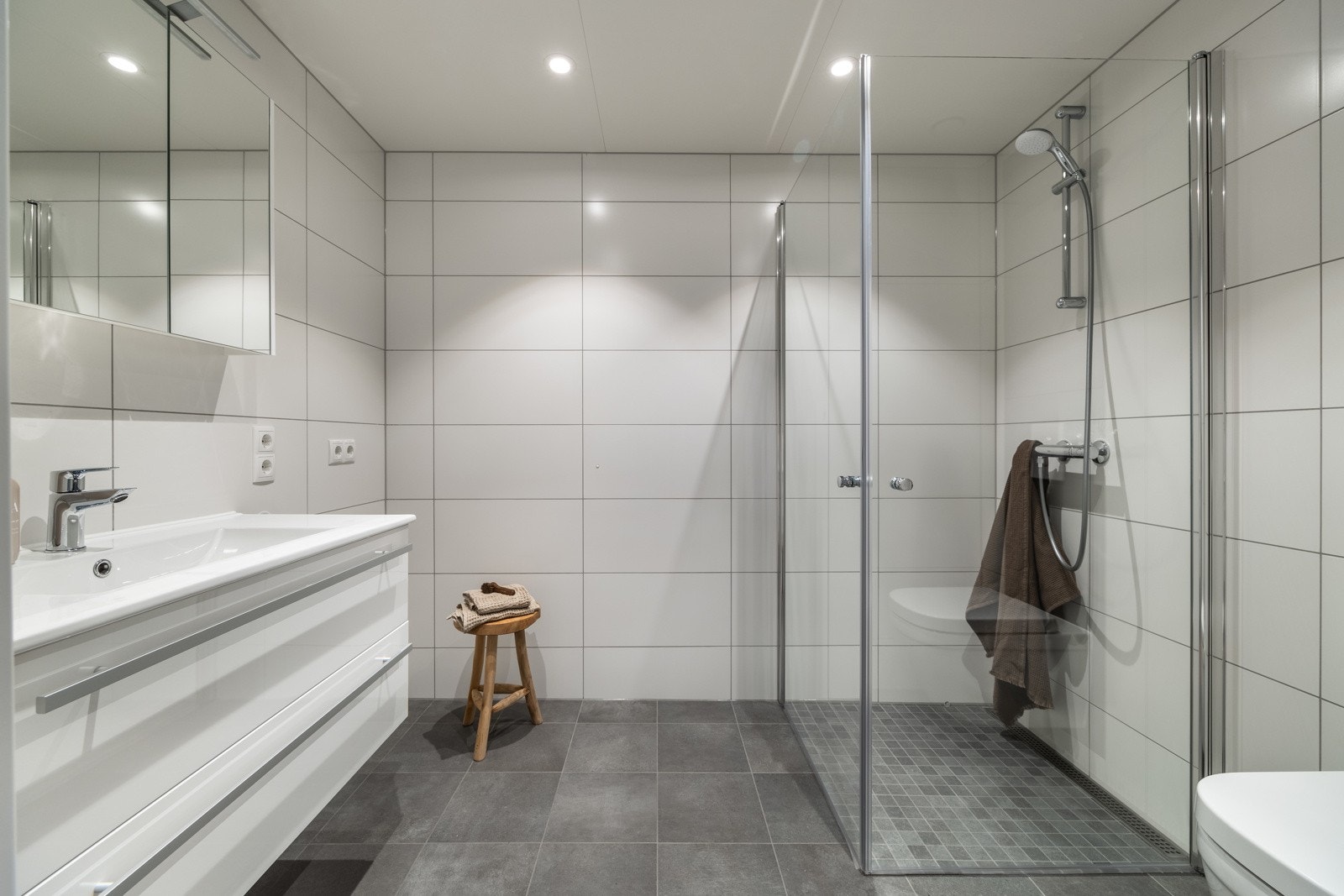 Leiligheten har totalt to bad. Dette badet har opplegg for vaskemaskin. Galleribilde