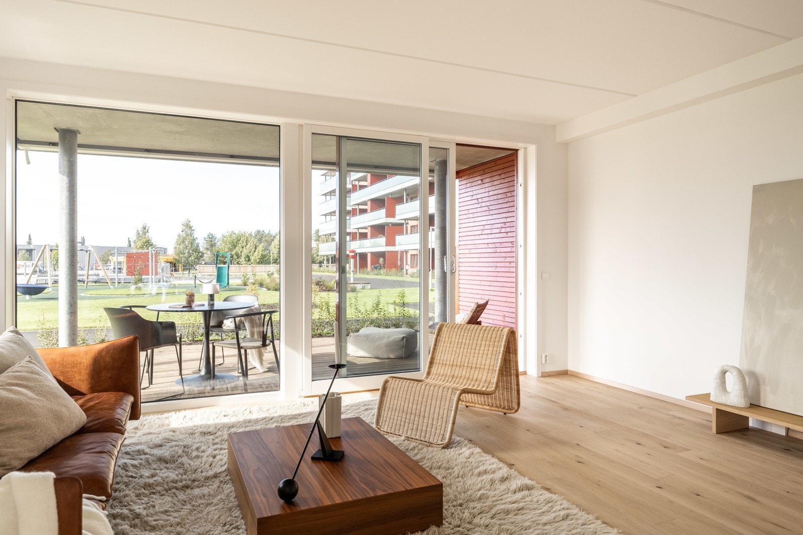 Utgang fra stue/kjøkken til stor markterrasse på 17 kvm. Galleribilde