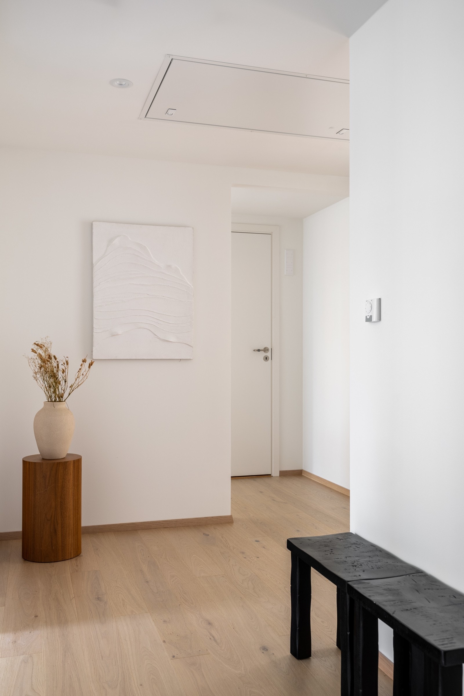 Du blir ønsket velkommen inn i en lys og romslig entré/gang. Galleribilde