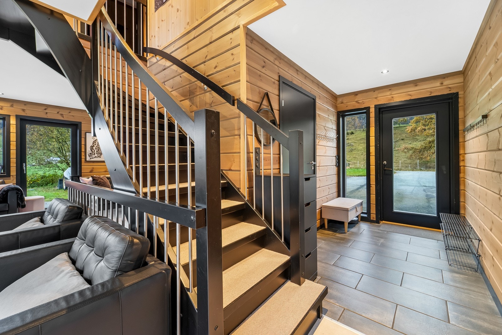 Flislagt gang. Galleribilde