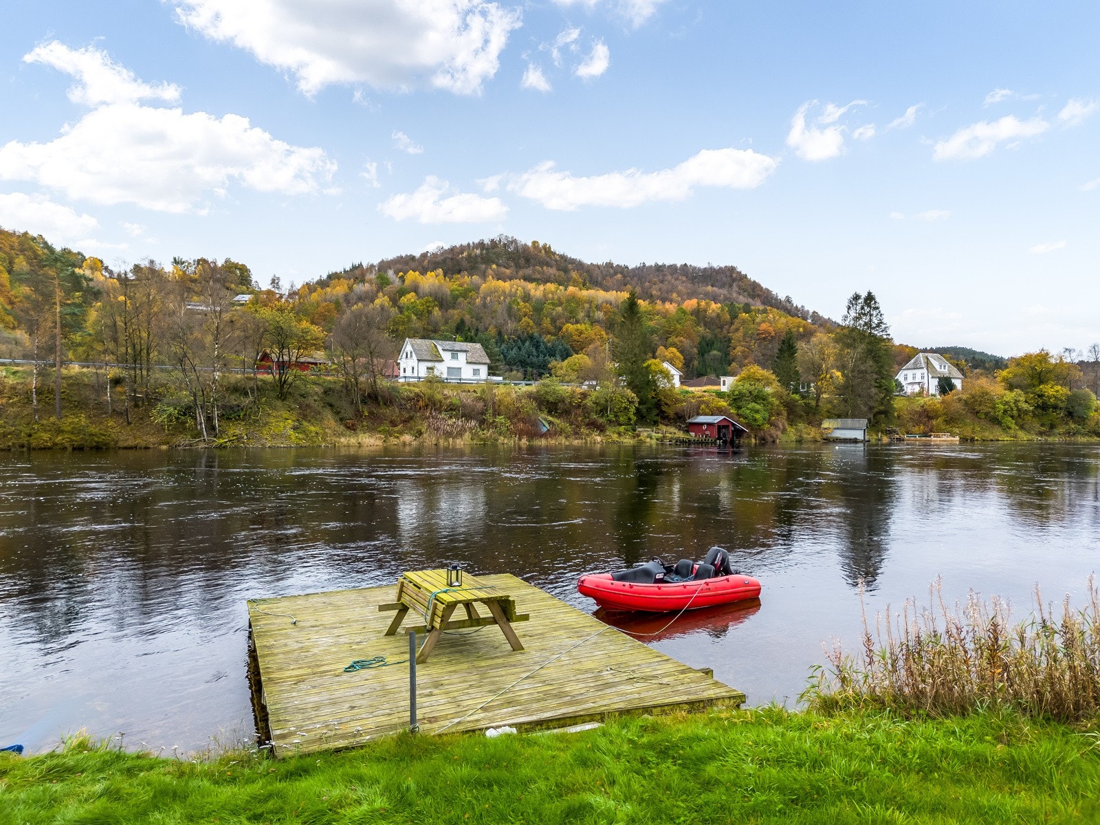 Brygge med mulighet for båt og bading om sommeren. Galleribilde