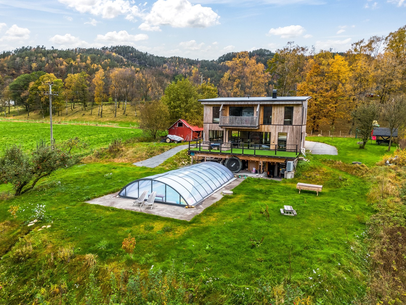 Boligen har gjennomgående god standard og har flere eksklusive fasiliteter som brygge, oppvarmet basseng og treningsrom for å nevne noen. Galleribilde
