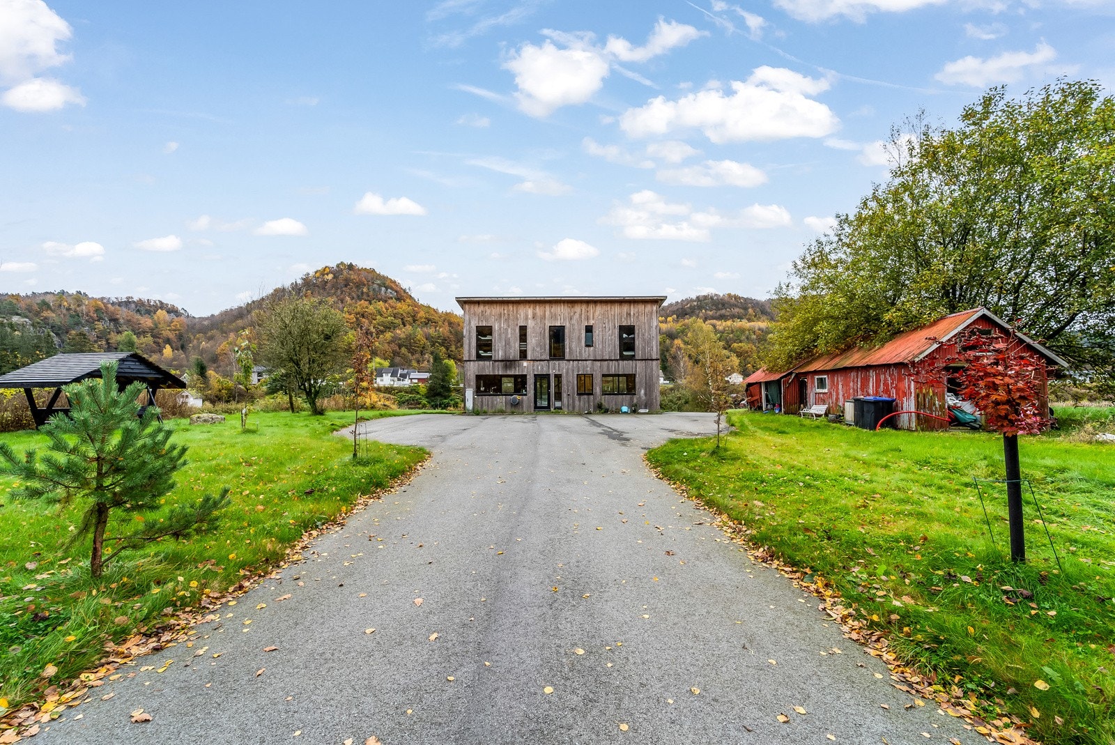 Asfaltert tun og innkjørsel. Galleribilde