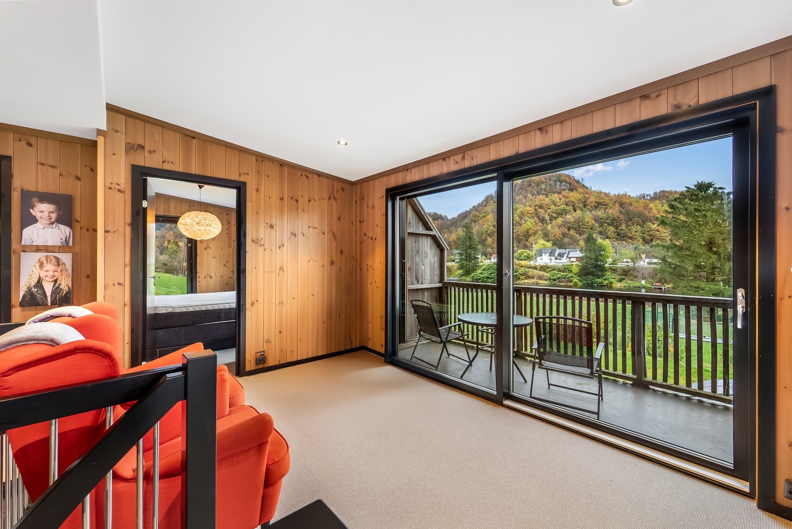 Loftstue med utgang til balkong. Galleribilde