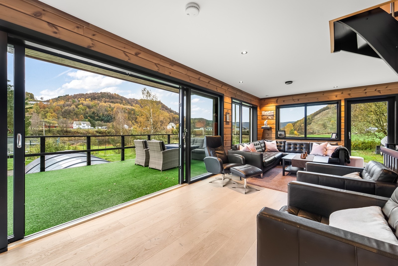 Utgang til terrasse fra stuen. Galleribilde