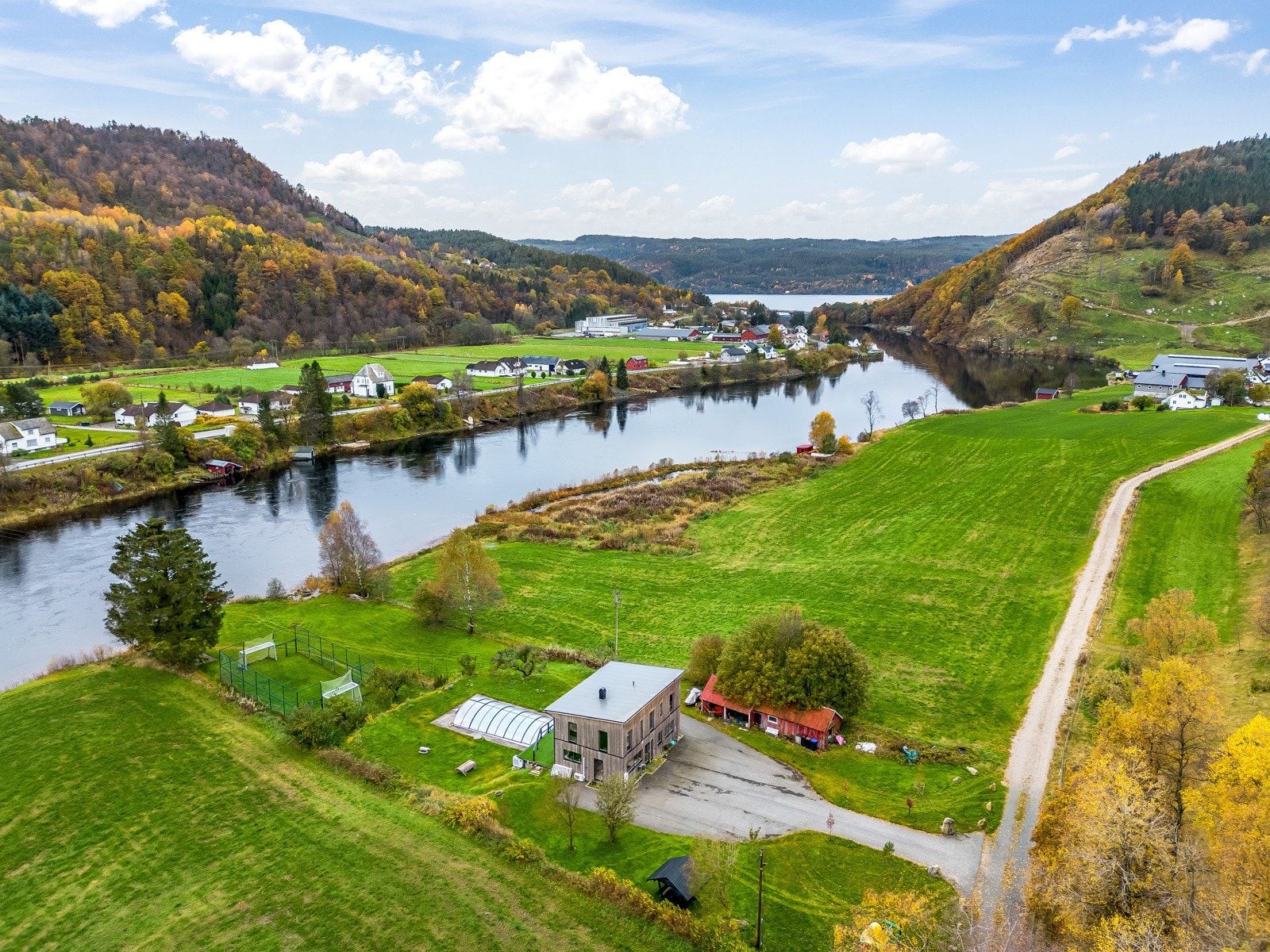Boligen ligger landlig til med nærhet til dagligvarebutikk, skole, barnehage og kollektiv transport. Galleribilde