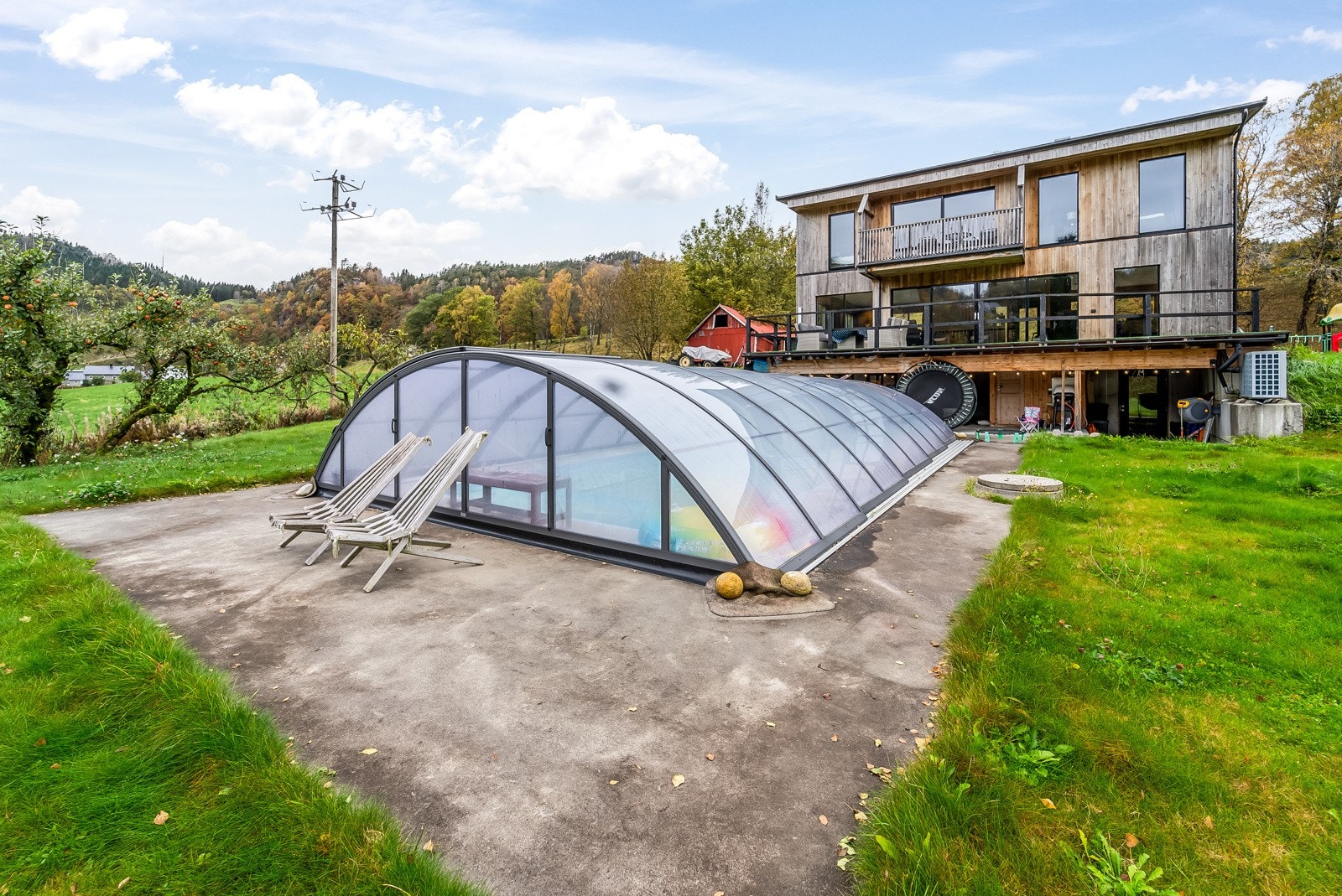 Basseng med overbygg. Galleribilde