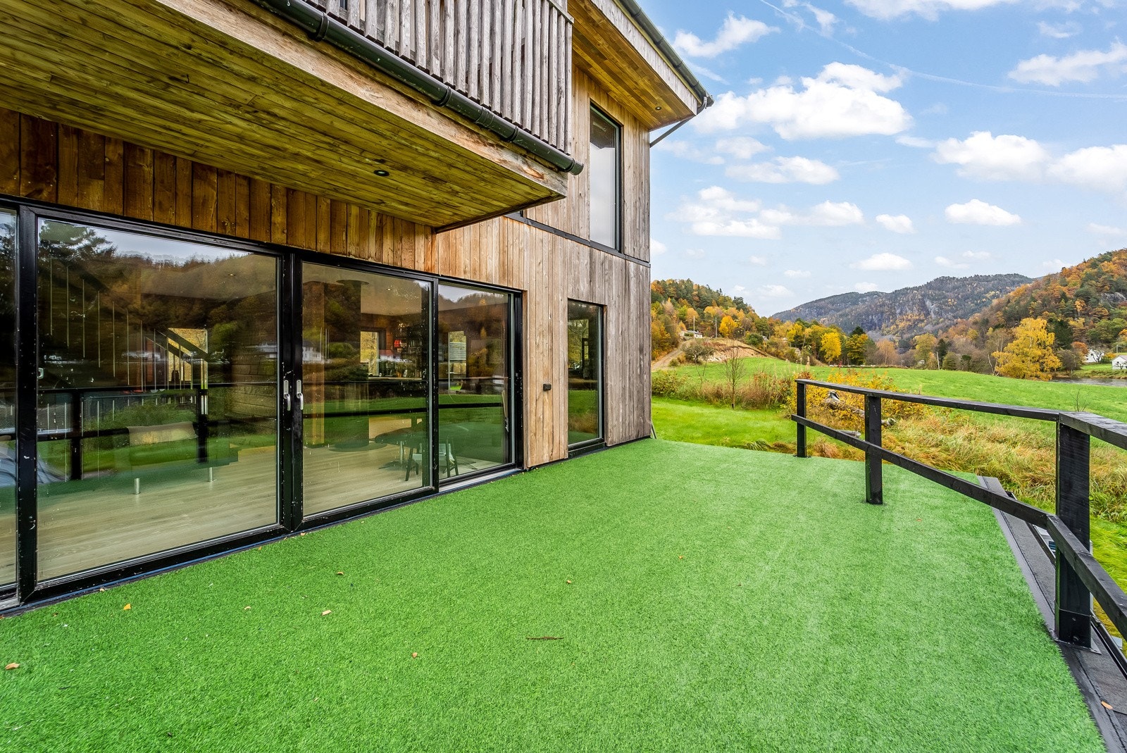 Terrasse med utsikt over elven. Galleribilde