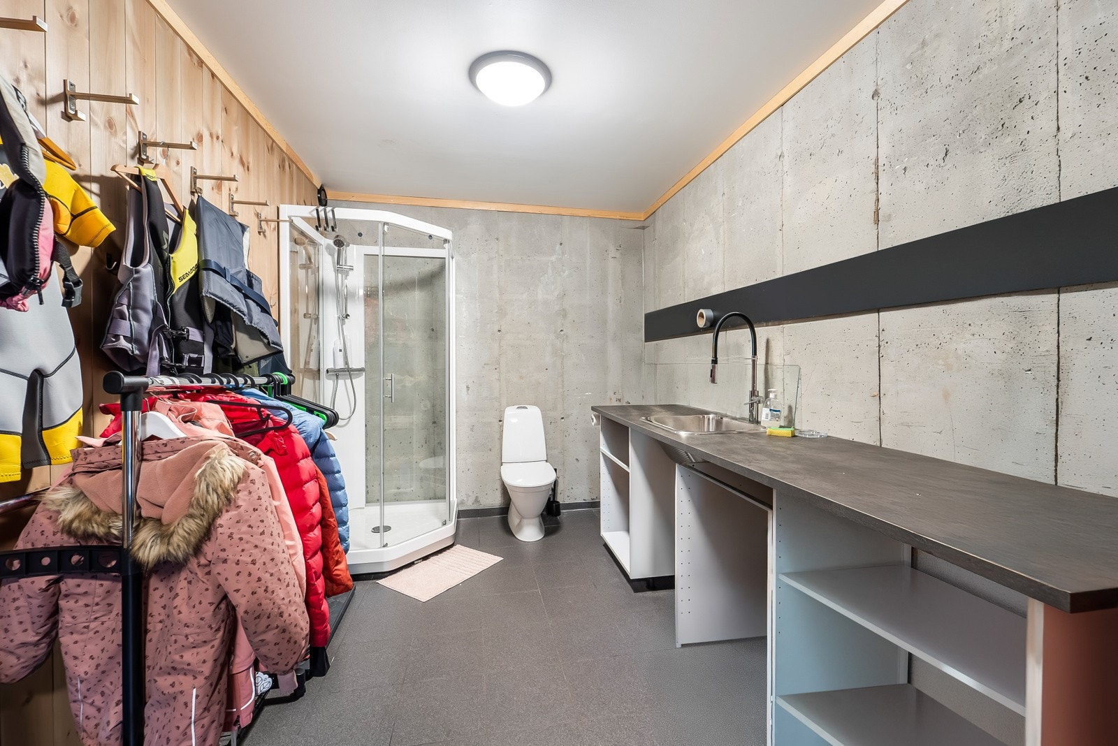 Bad / vaskerom i underetasjen. Galleribilde