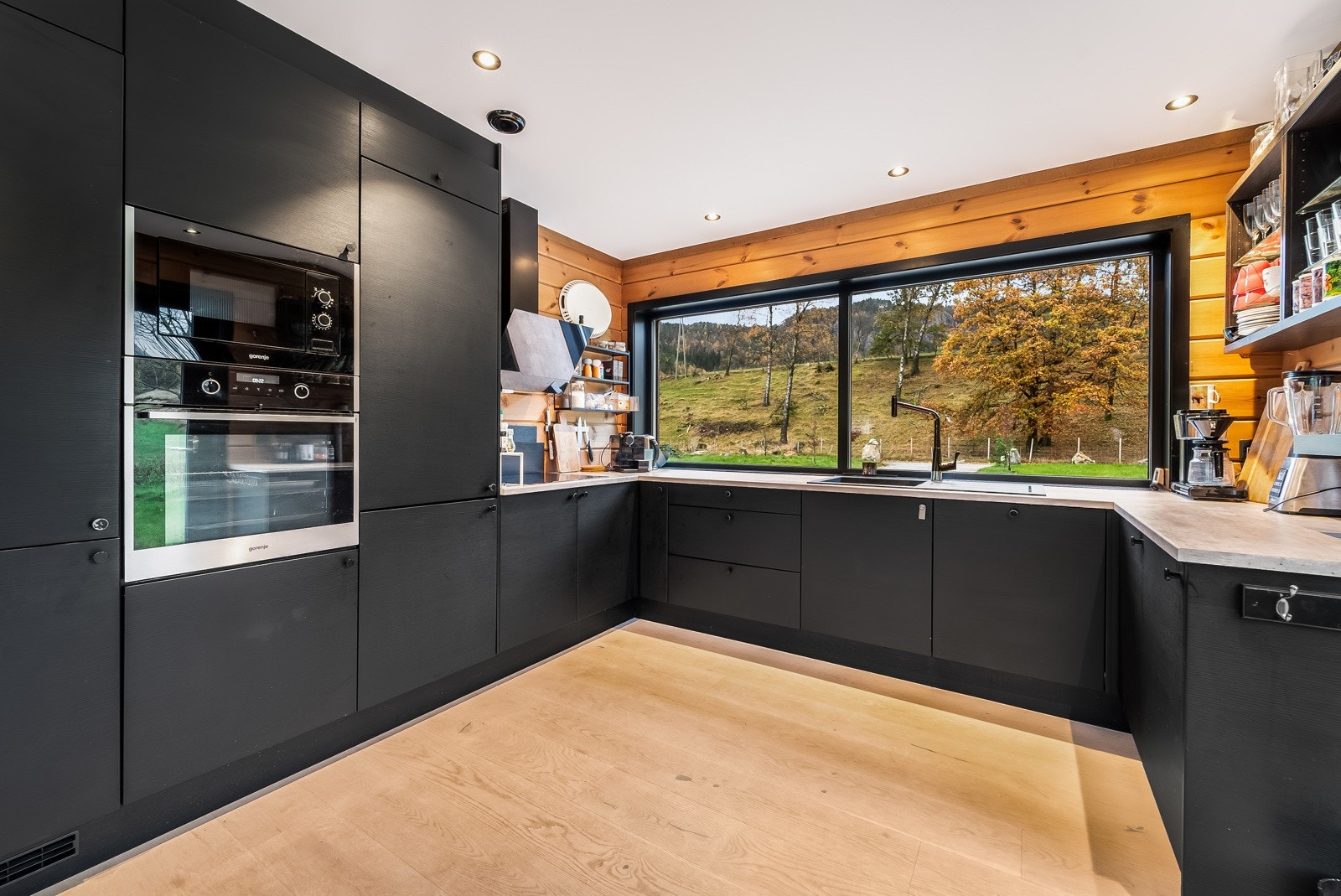 Delikat kjøkkeninnredning med integrerte hvitevarer. Galleribilde