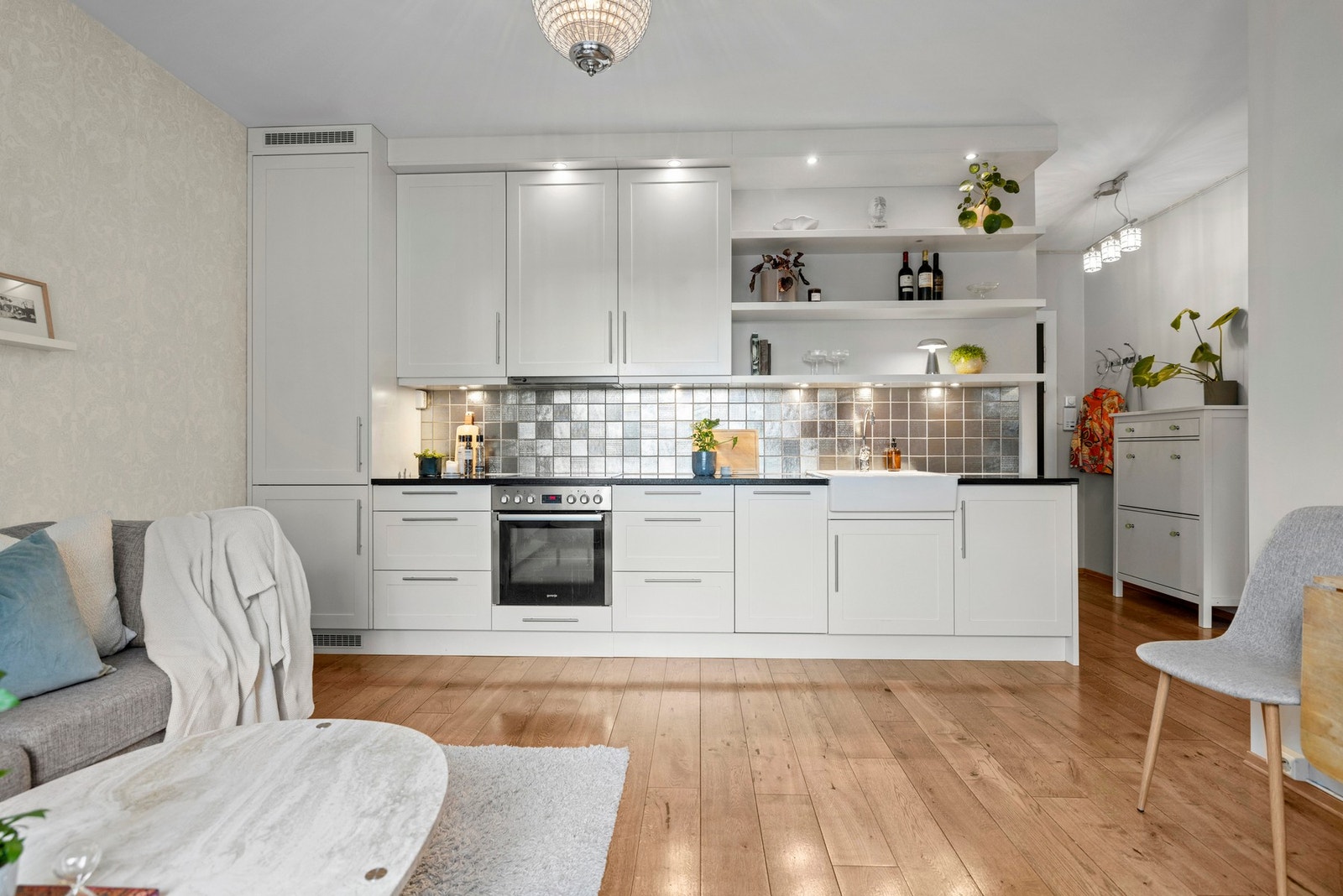 Spesialdesignet kjøkkeninnredning av møbelsnekker sørger for optimal utnyttelse av hver kvadratmeter med plassbygde skapløsninger helt til taket. Her får du rikelig med skap- og benkeplass å boltre deg på under matlagingen. Galleribilde