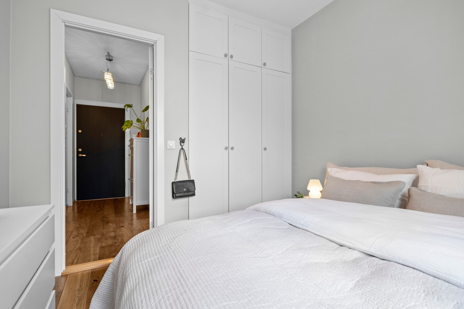 Den plassbygde garderoben er laget av den samme møbelsnekkeren som gjorde kjøkkenet og har gode oppbevaringsmuligheter hvor takhøyden utnyttes til det fulleste. Galleribilde