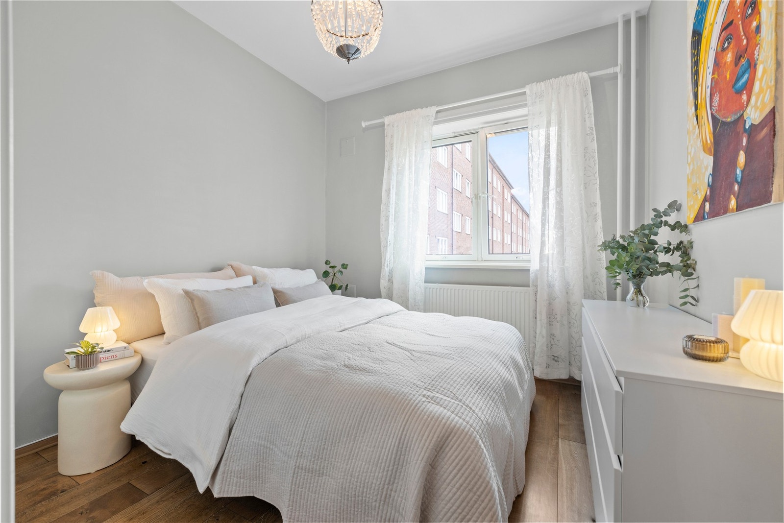 Soverommet er av god størrelse med plass til dobbeltseng, nattbord på hver side samt romslig garderobeløsning. Galleribilde