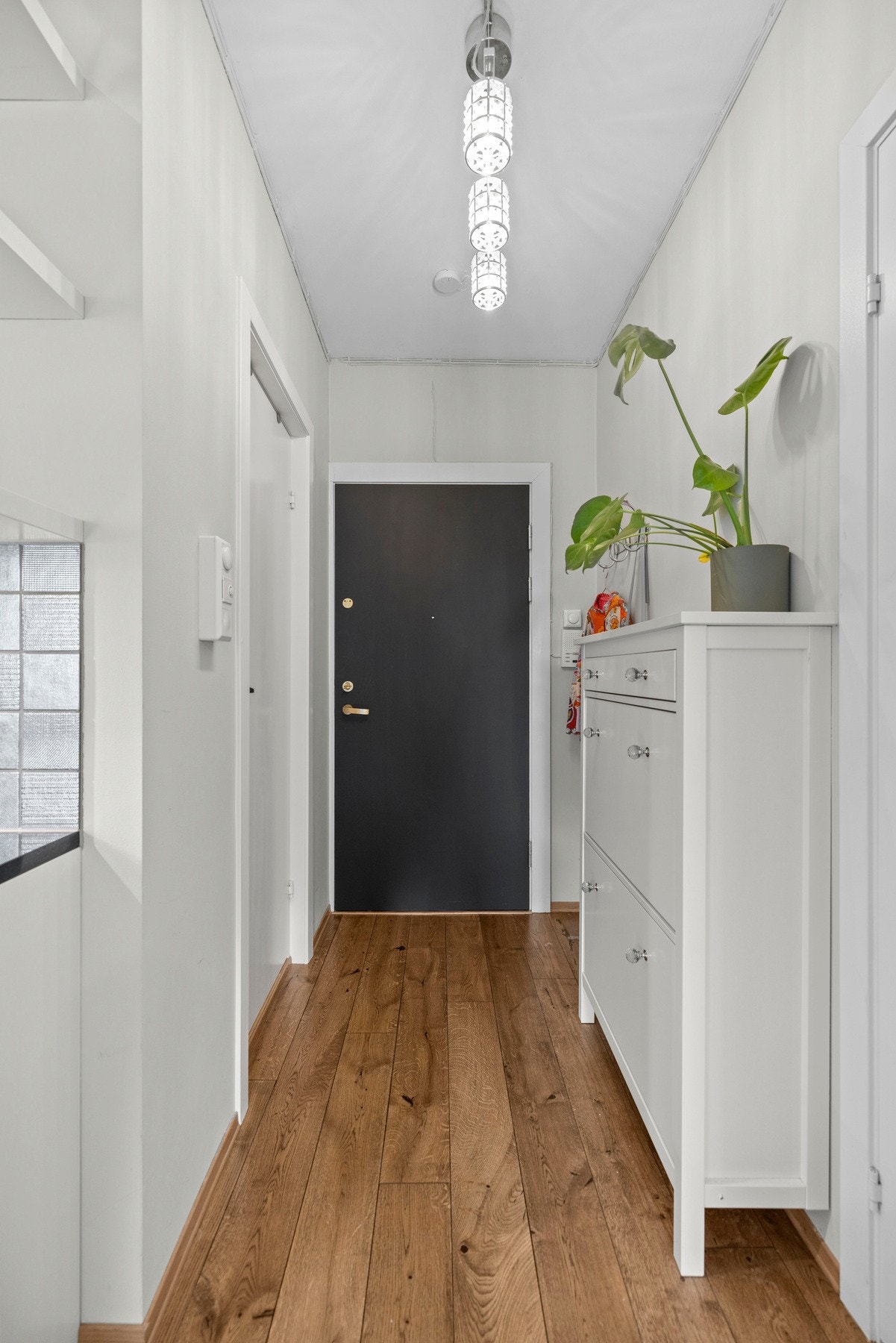I dét du entrer boligen blir du tatt i mot av romslig entré med god plass til sko og yttertøy Galleribilde