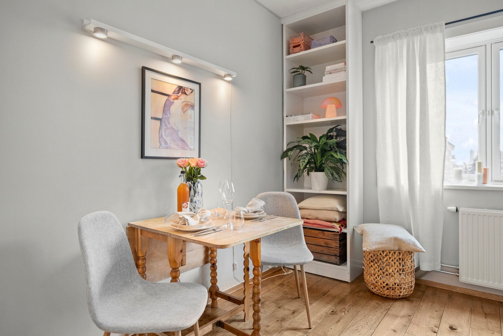 Leiligheten har en arealnyttig planløsning med plass til en romslig sofagruppe samt spisebord med plass til gjester i tillegg til rikelig lagringsplass. Galleribilde