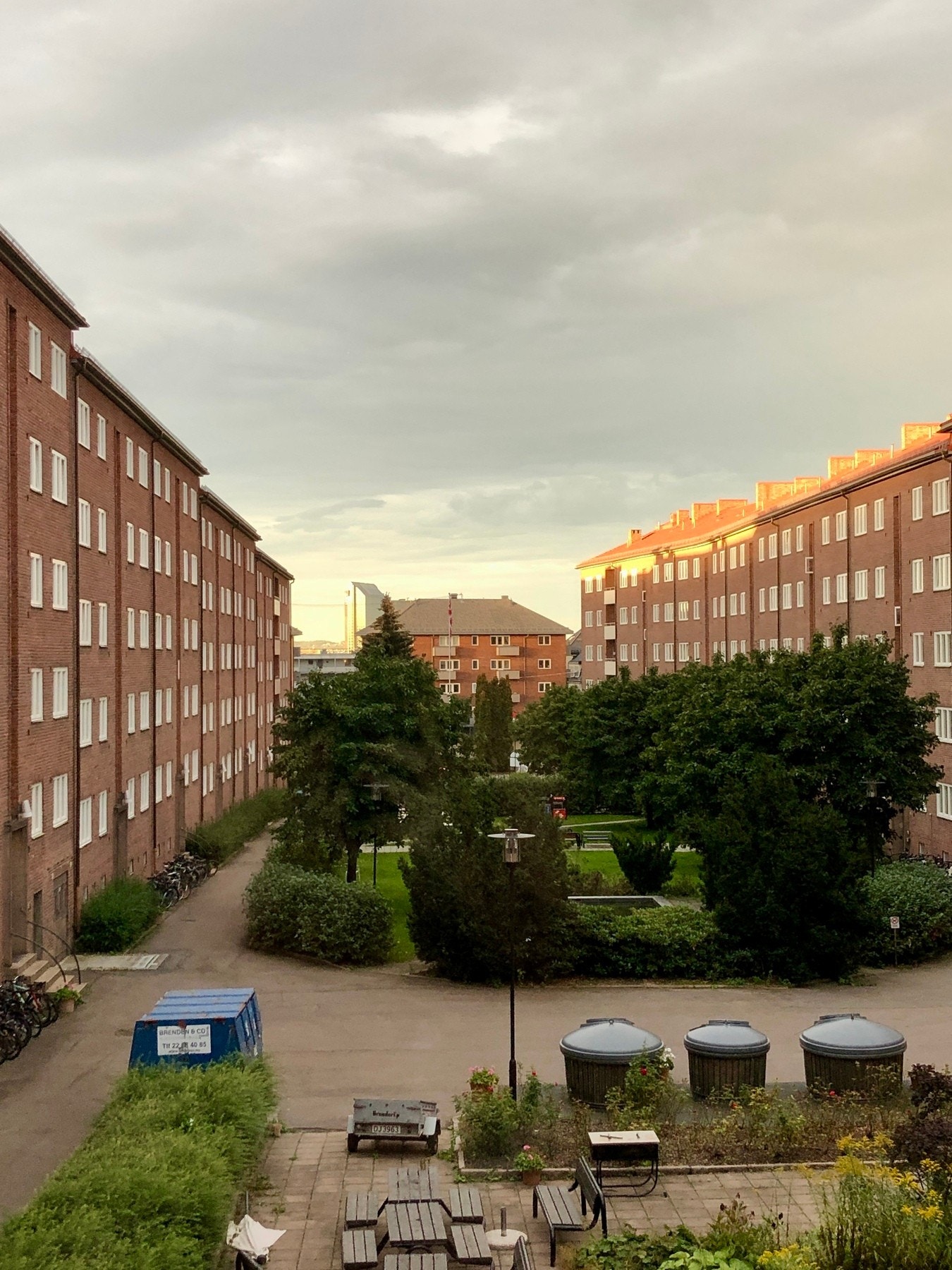 Tøyenhus borettslag er et veldrevet borettslag med rikt tilbud til sine beboere med felles hobbyrom, sykkelboder, fellesvaskeri, mulighet for å leie parkeringsplass og et velferdslokale som kan leies av borettslagets beboere. Galleribilde