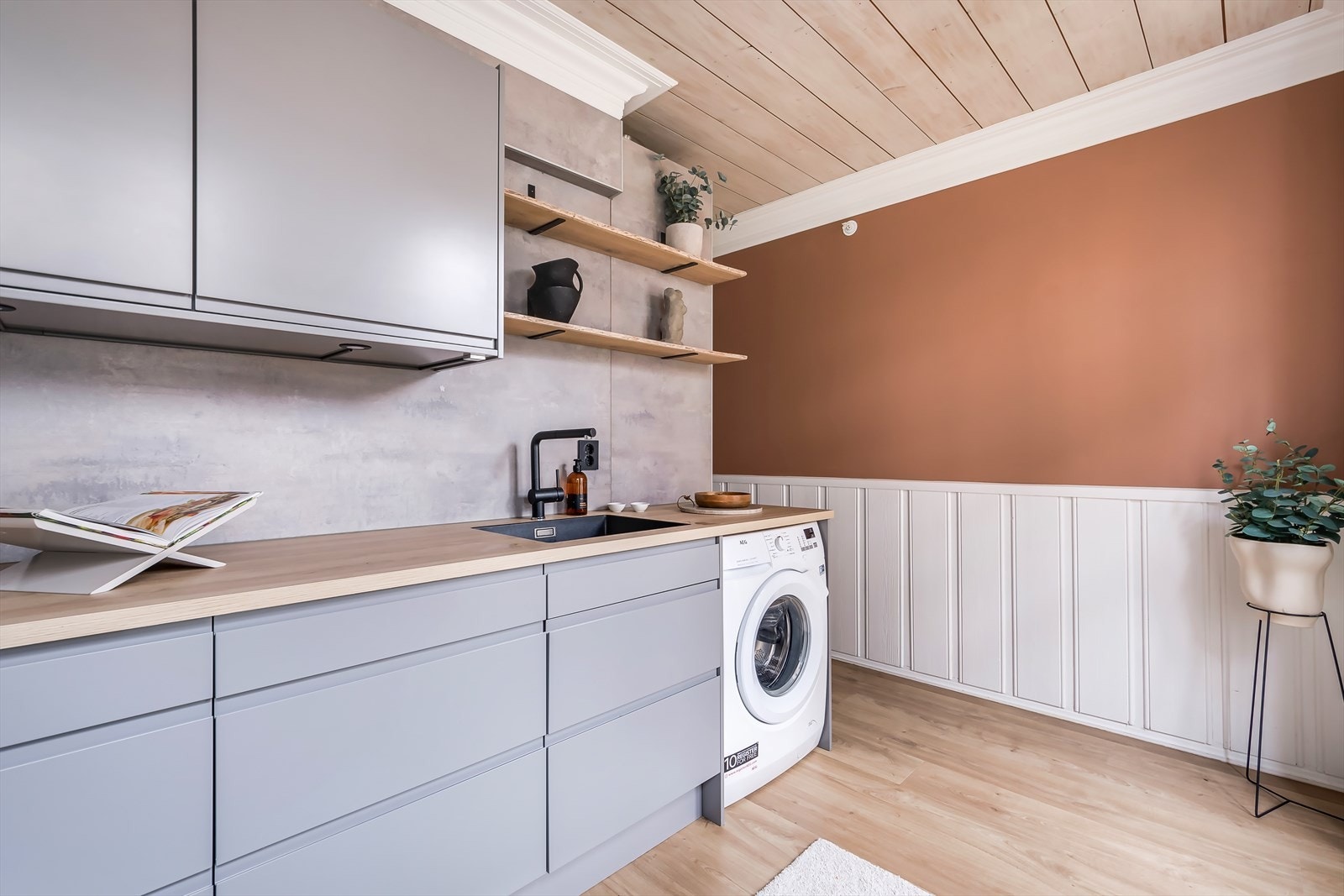 Det er downlights i taket og lys under skapene, samt opplegg for vaskemaskin. Galleribilde