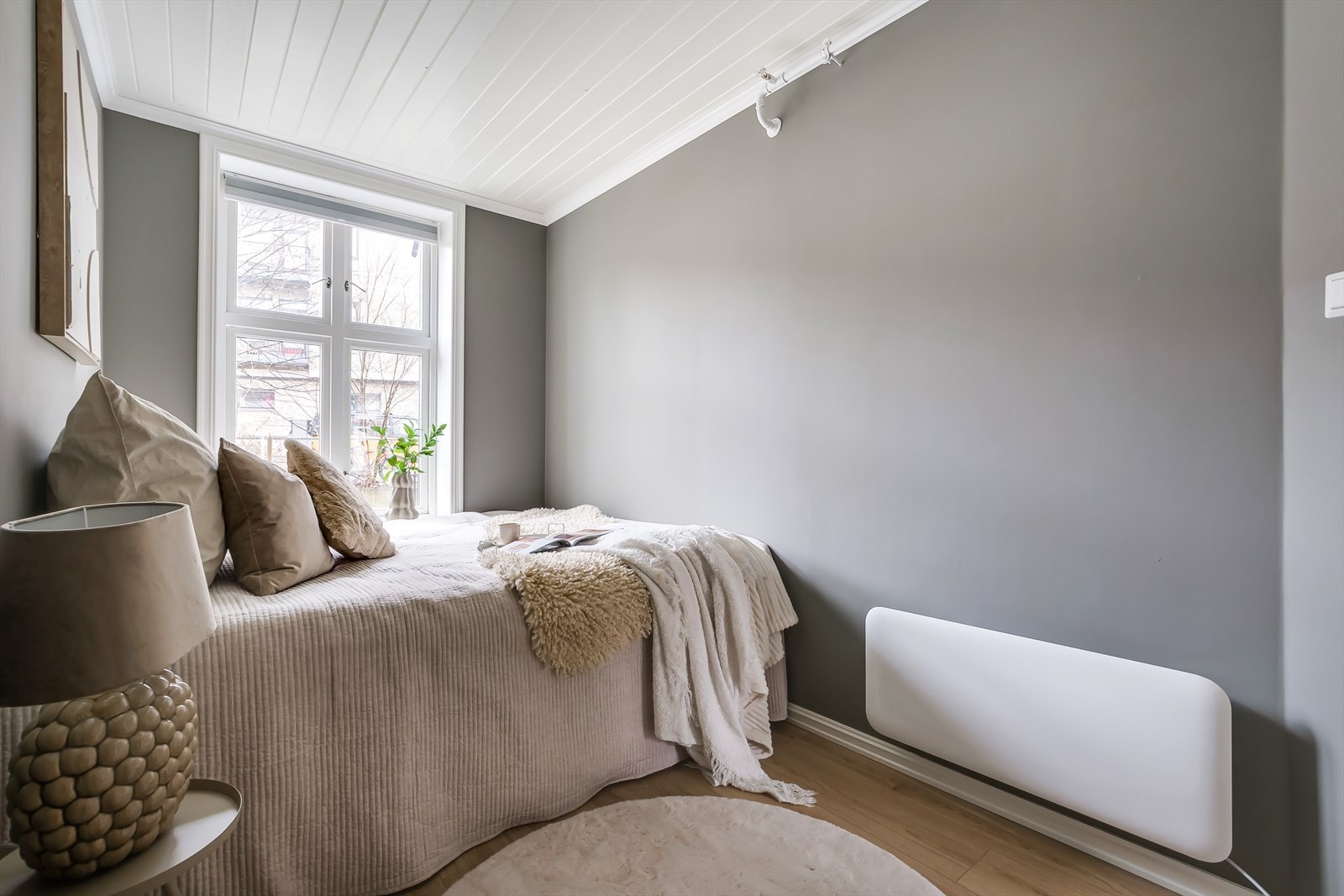 Her er det god plass til dobbeltseng og nattbord. Galleribilde