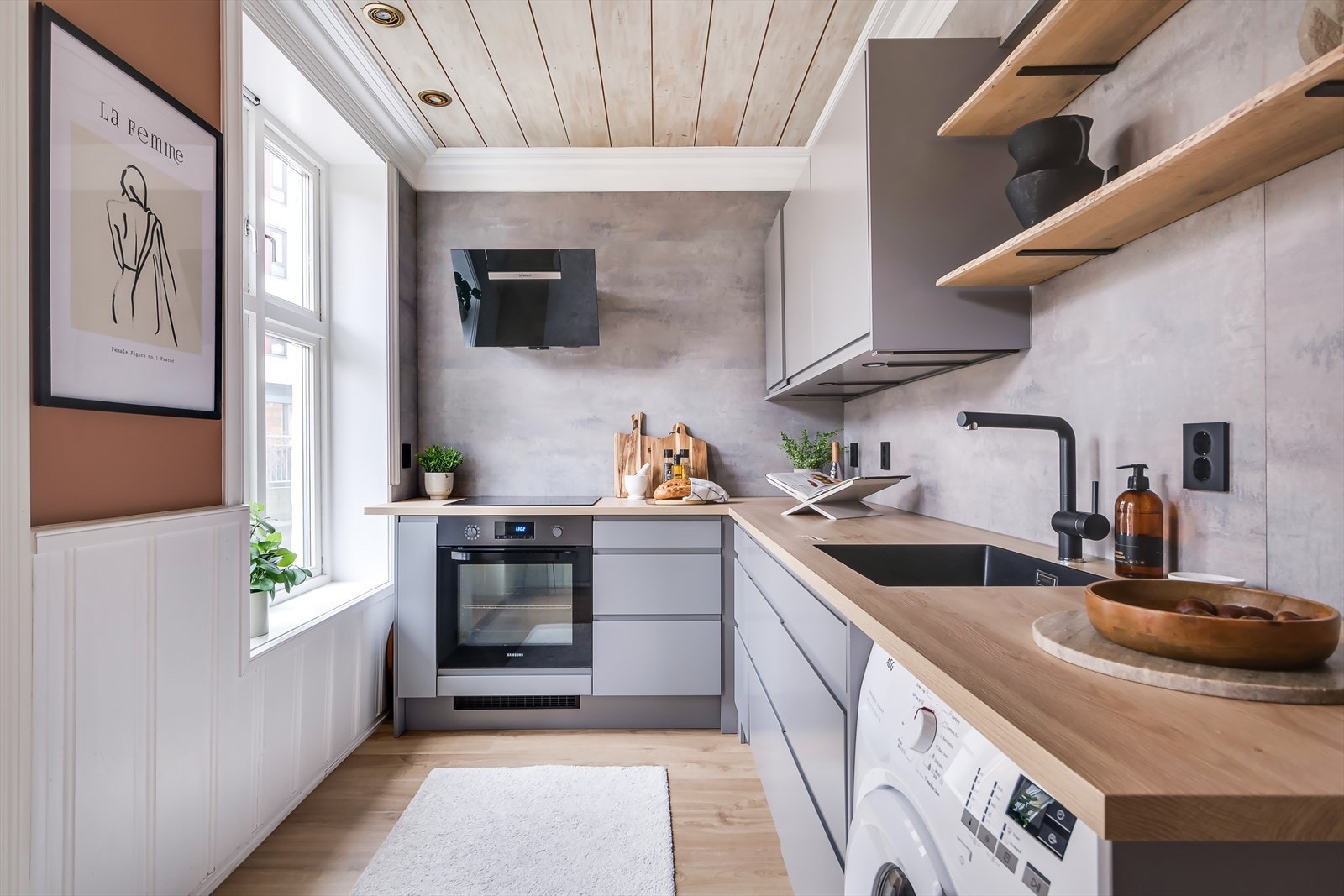 En gjennomgående og lekker 3-roms med en perfekt kombinasjon av moderne og klassiske utførelse. Galleribilde