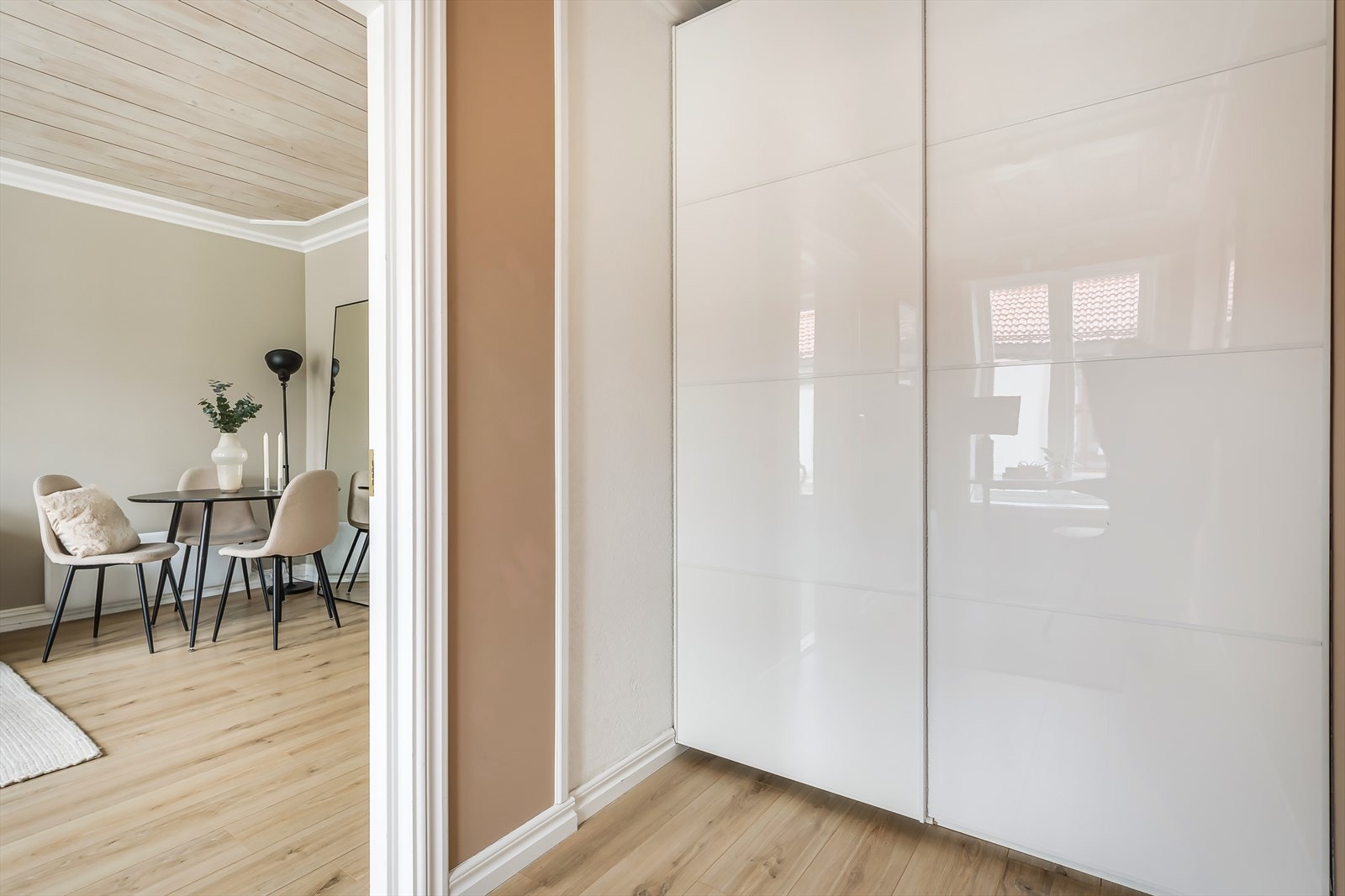 Praktisk garderobeløsning med moderne skyvedører som holder orden på klær og eiendeler. Galleribilde