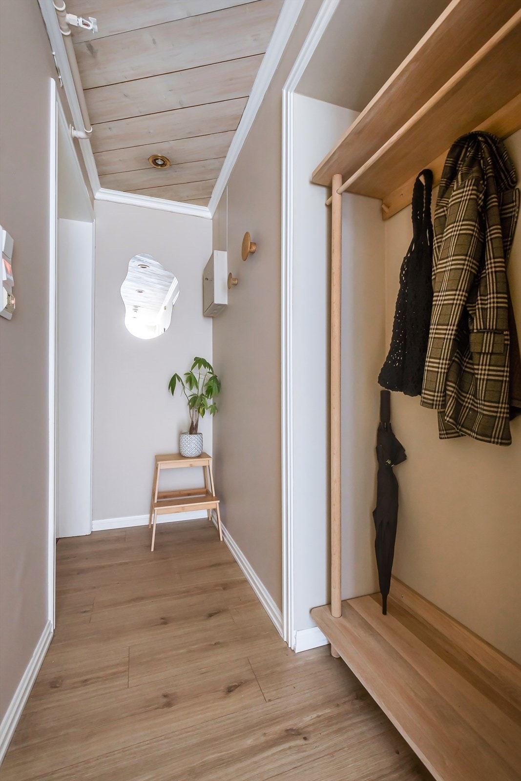 En stilren og funksjonell entré med god plass til yttertøy og sko. De lyse overflatene skaper en lun atmosfære. Galleribilde