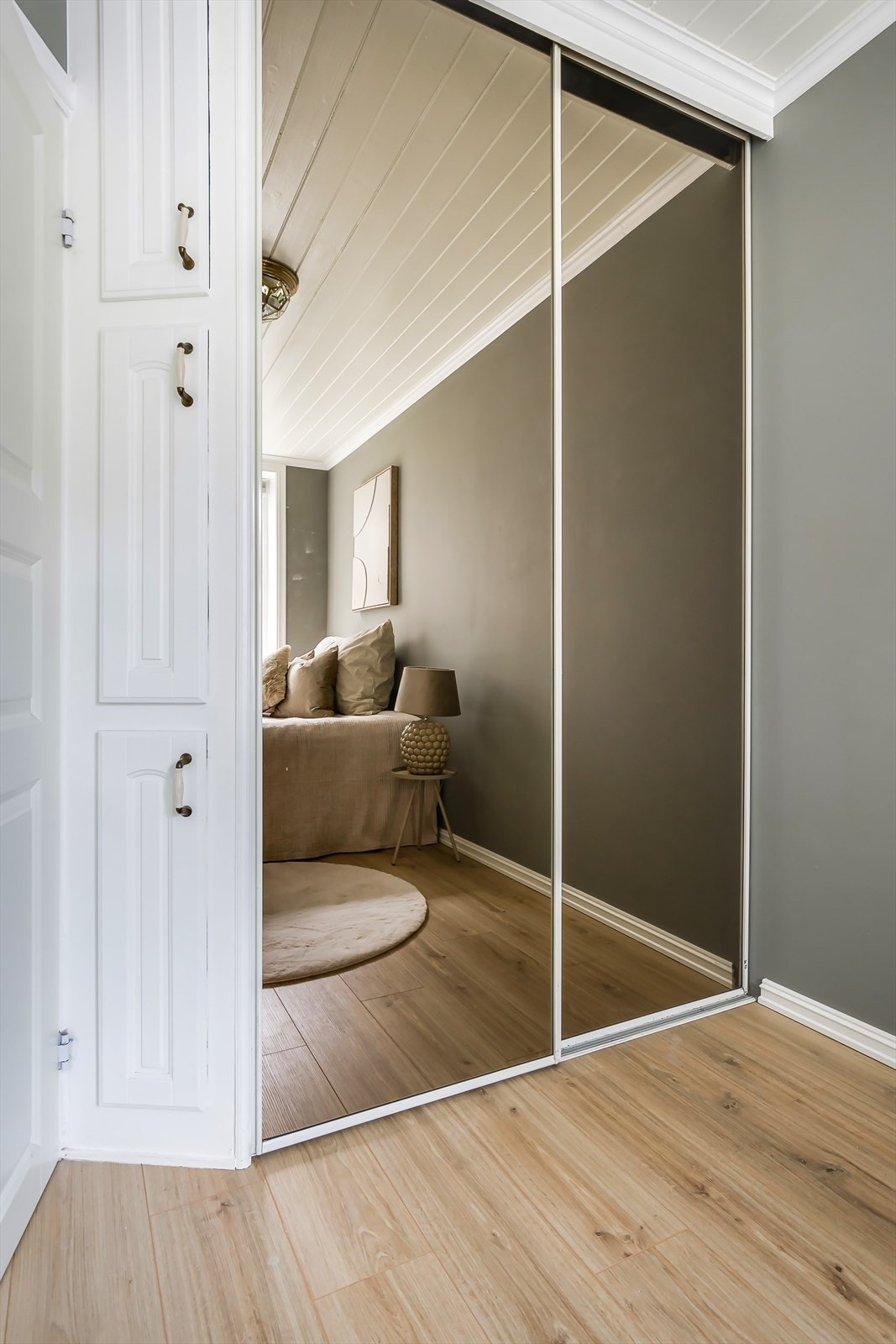 Skyvedørsgarderobe med speilfronter gir rommet en lys og romslig følelse. Galleribilde