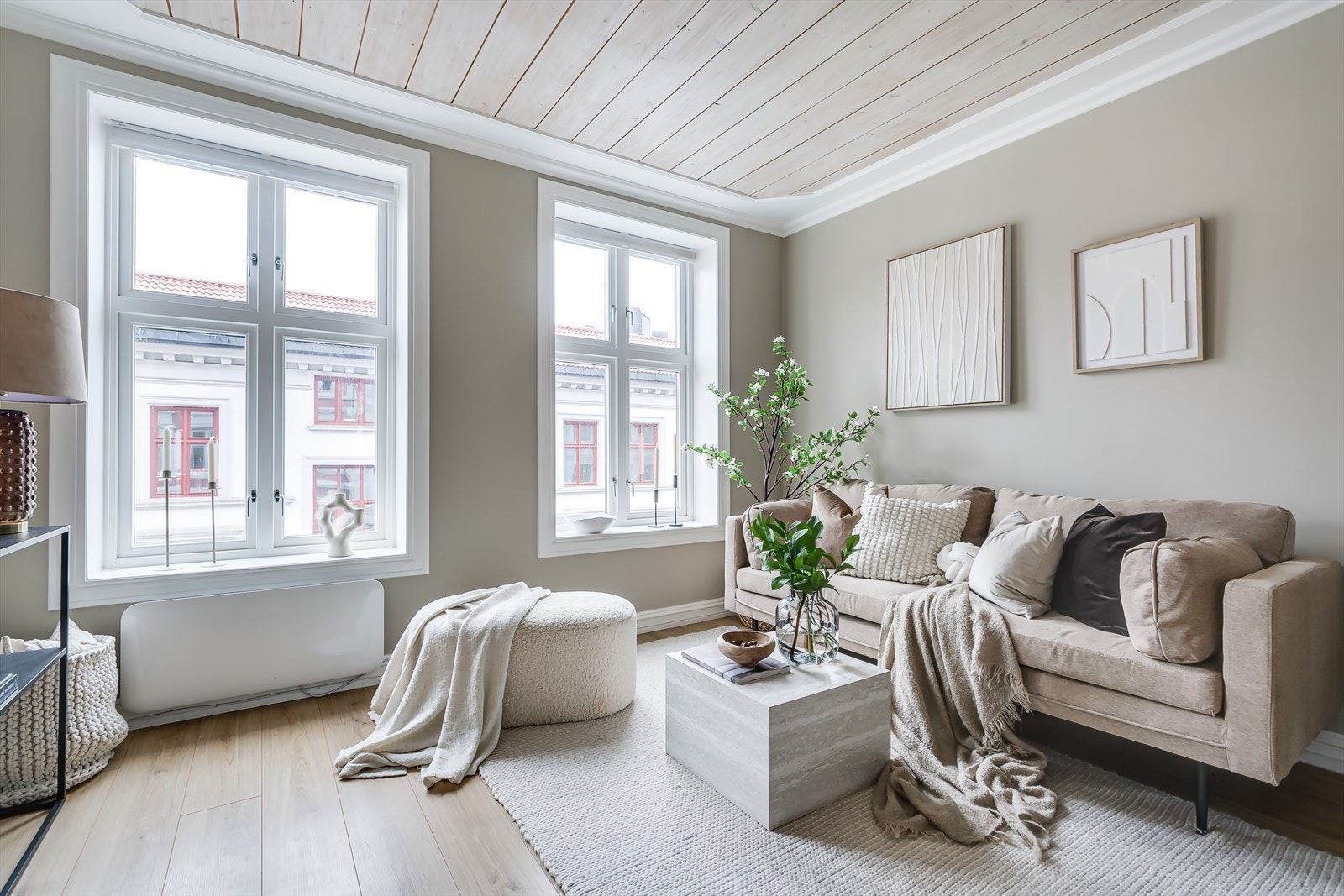 De store vindusflatene sørger for en lys og luftig atmosfære. Galleribilde