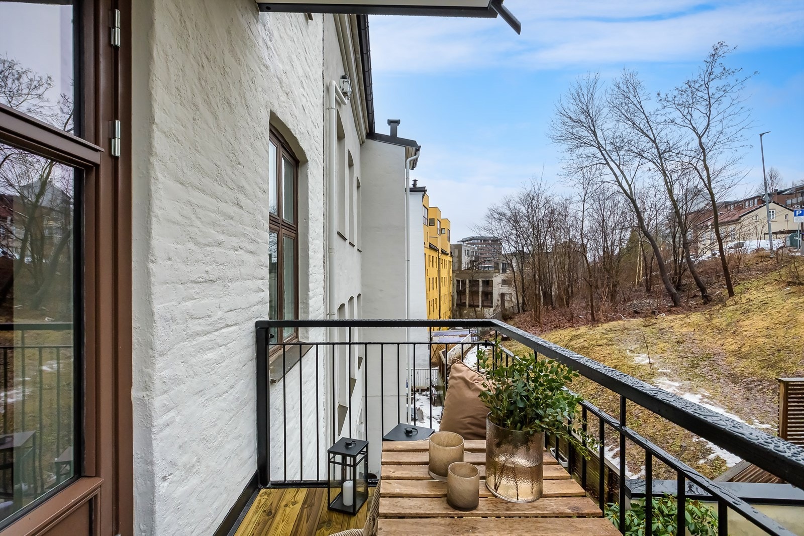 Balkongen vender ut mot rolig bakgård. Galleribilde