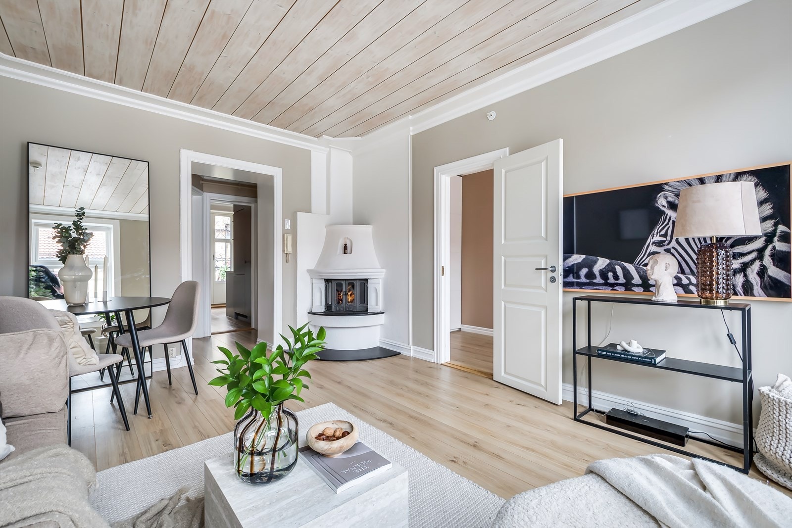 Stua består av pent laminatgulv og panel i taket. Galleribilde