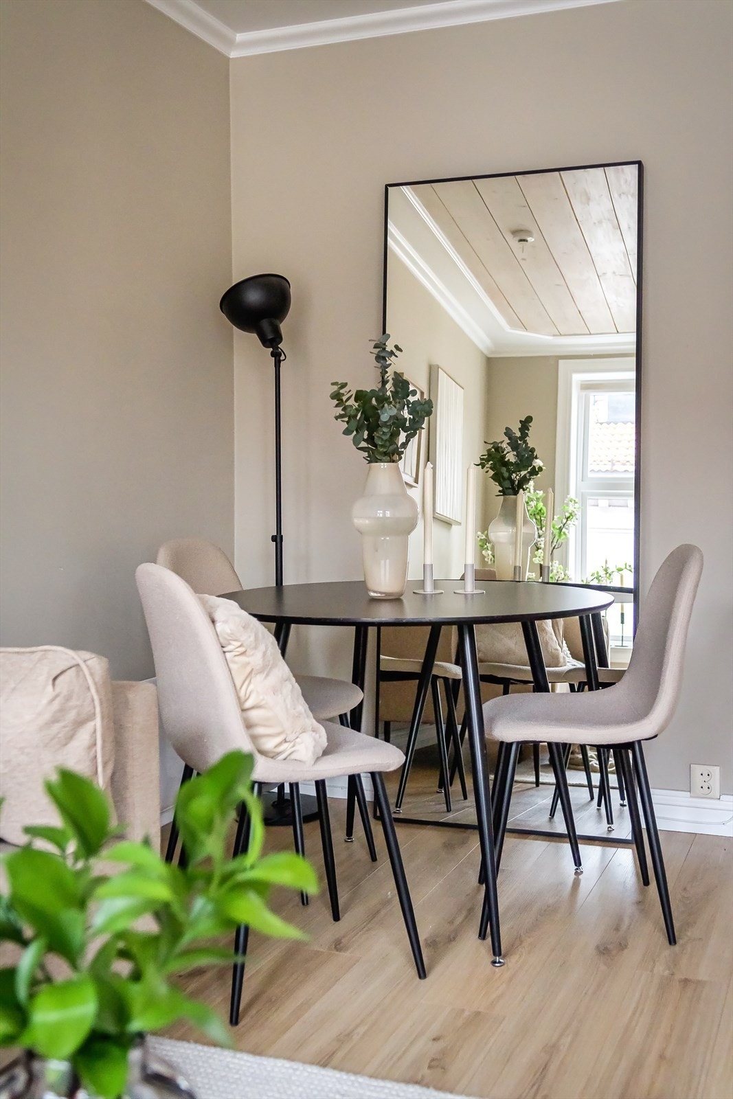 Romslig stue med plass til spisebord - perfekt sted for hyggelige middagsbesøk av venner og familie. Galleribilde