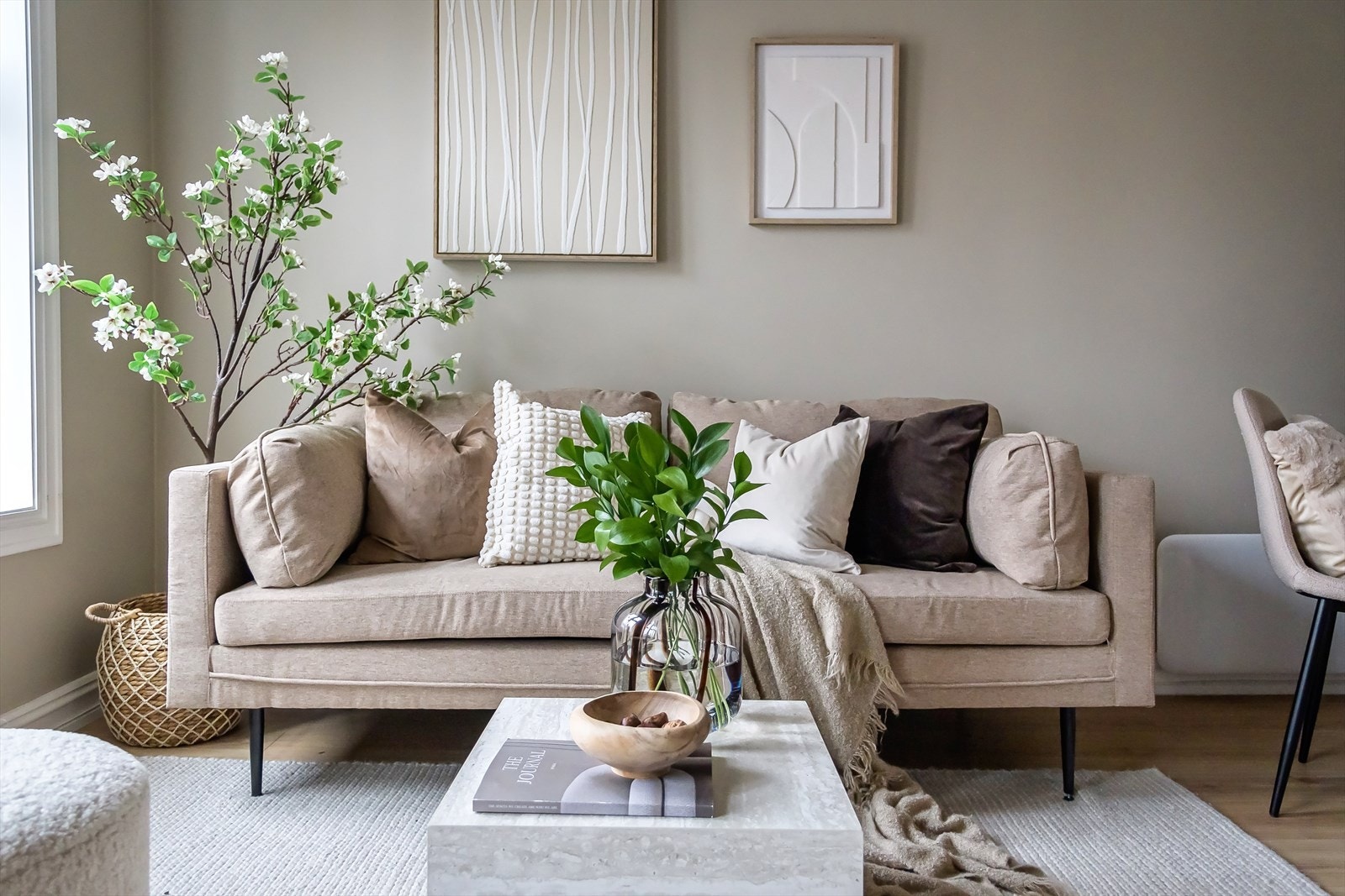 Stuen er av god størrelse med plass til sofa, tv-seksjon og spisebord. Galleribilde