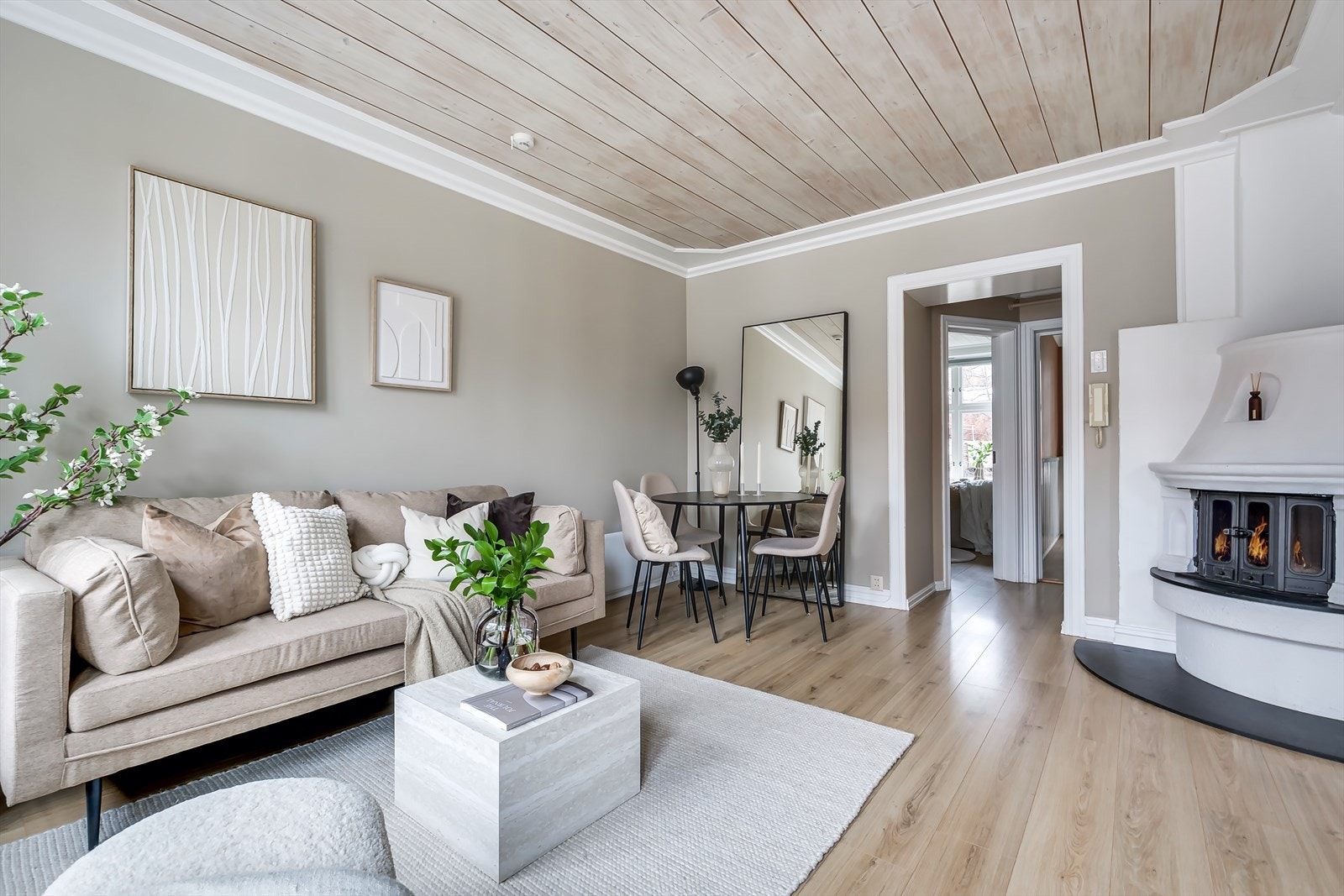 Lys og innbydende stue med nydelige detaljer og en stemningsfull peis som skaper en lun atmosfære. Galleribilde