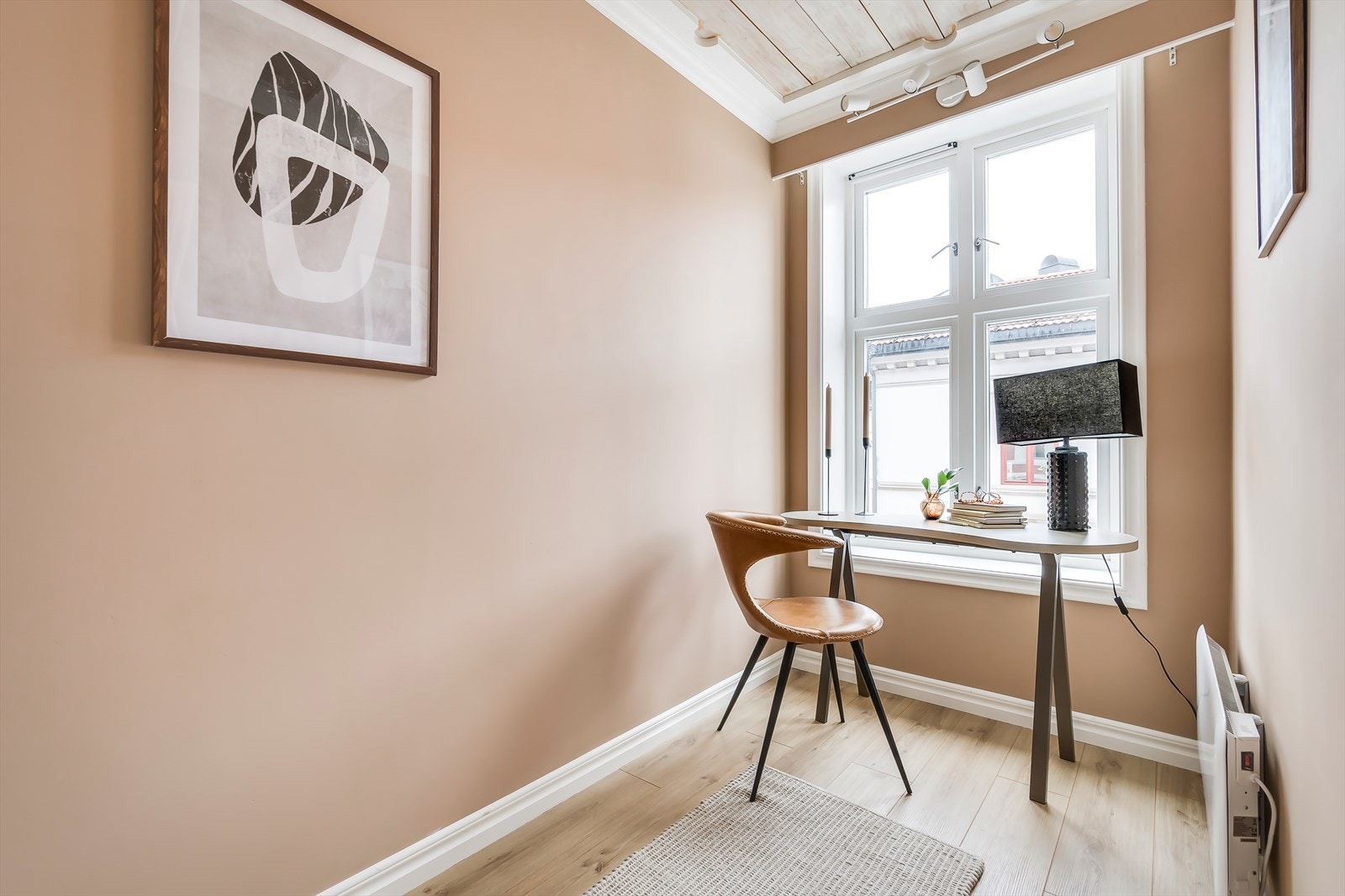 Et lyst og trivelig soverom malt i en lun farge med store vinduer som gir godt med dagslys. Galleribilde